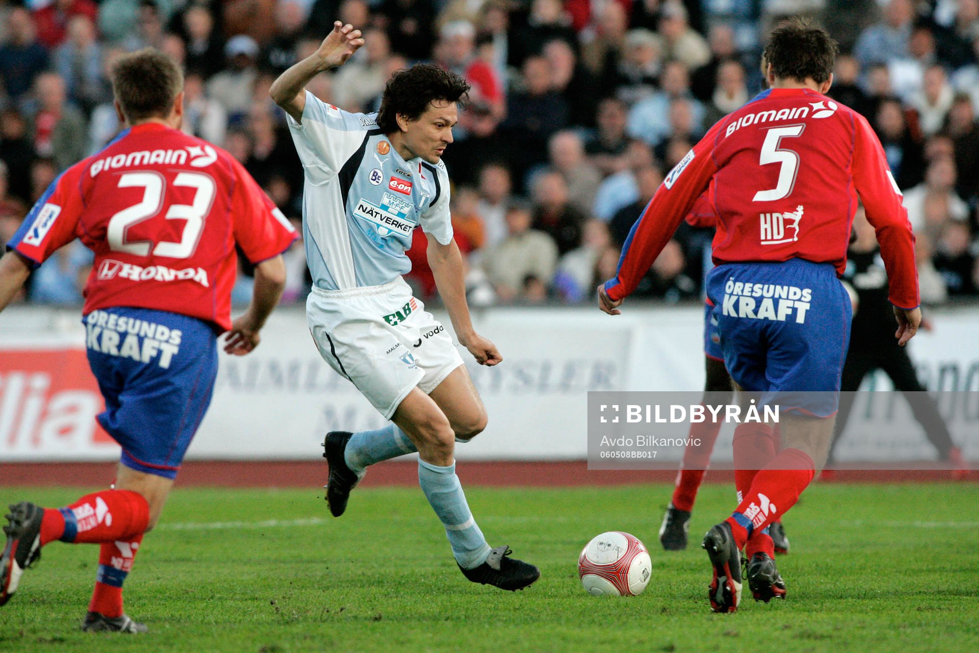 Jari Litmanen, Malmö, framför Andreas Jakobsson och Erik