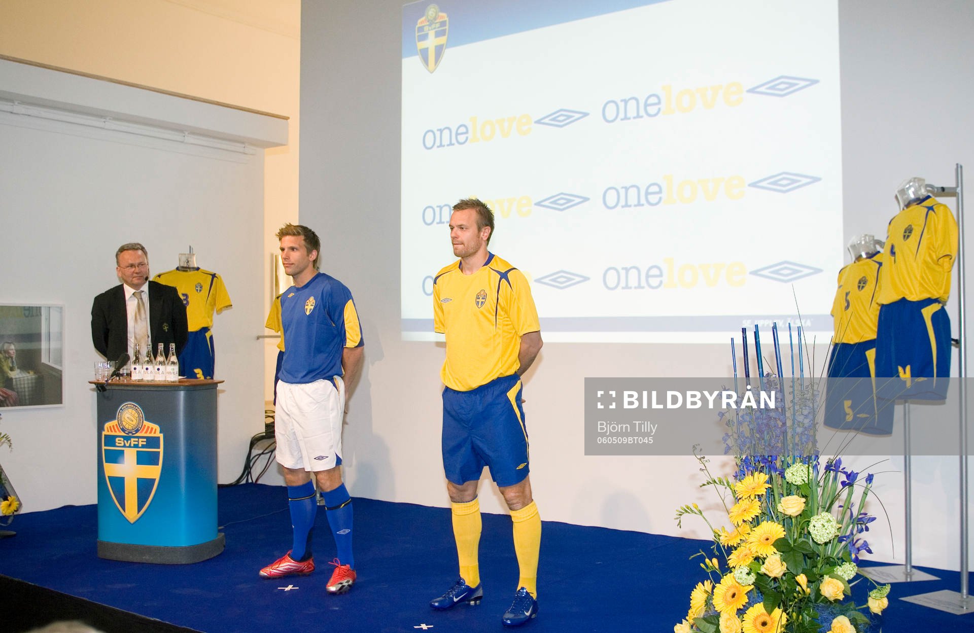 Anders Svensson och Mattias Jonson poserar i VM-dressen