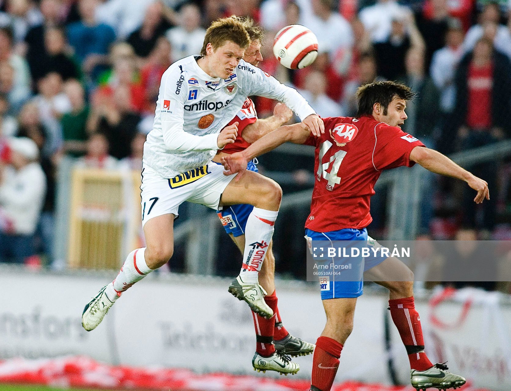 Viktor Elm i nickduell med Östers Tomas Backman