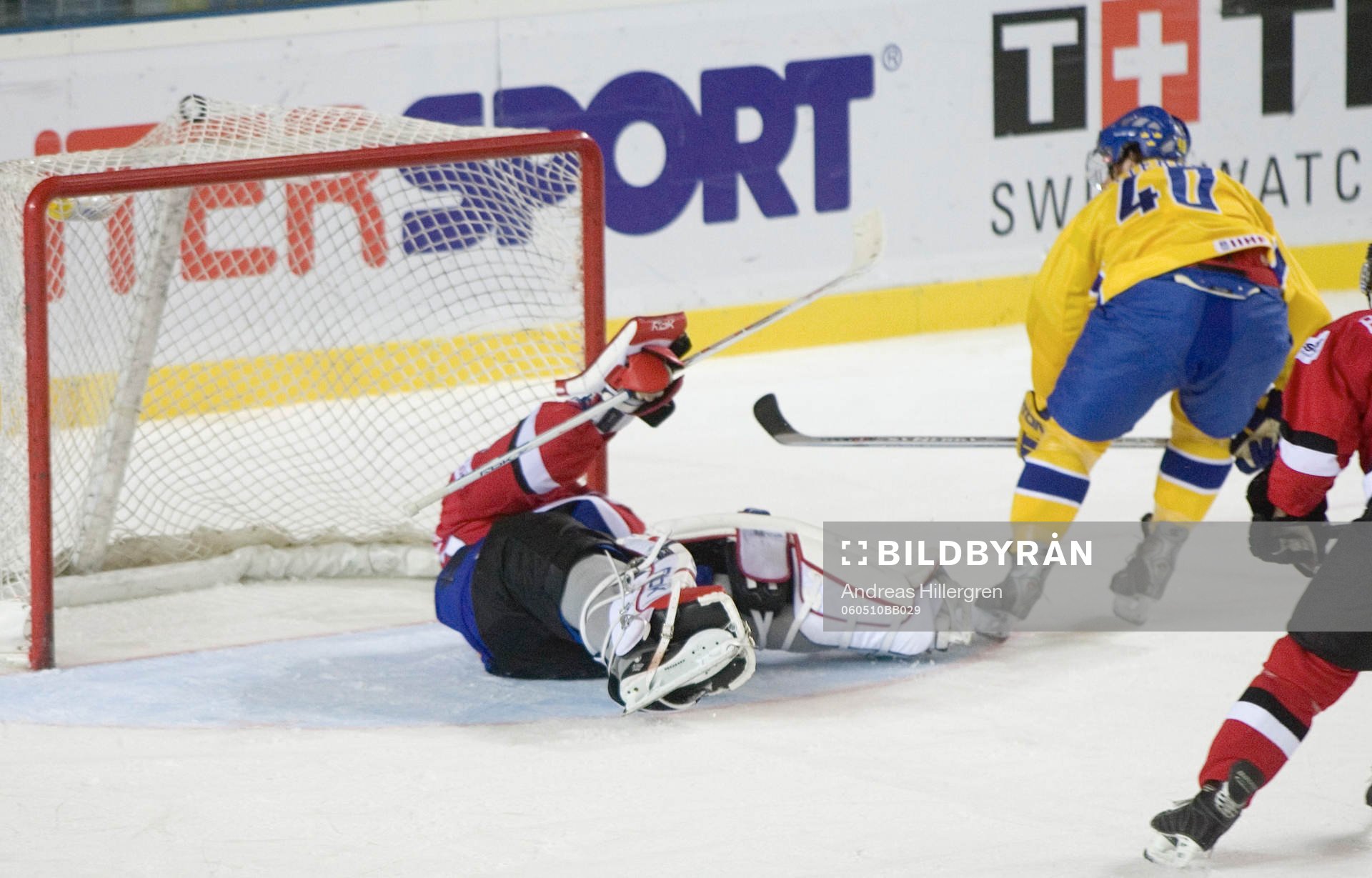 Henrik Zetterberg nätar på David Aebischer, målvakt