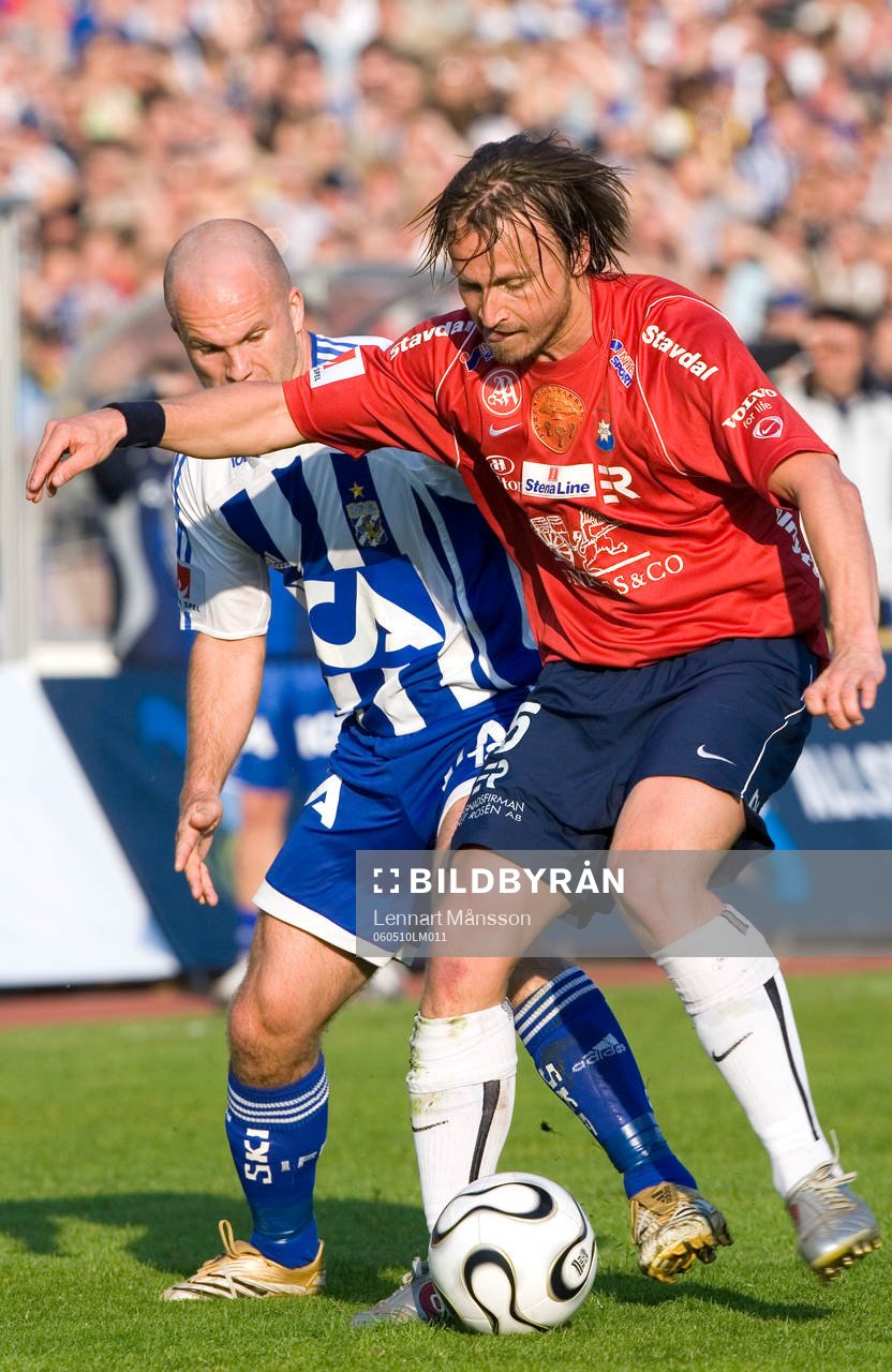  Jonas Wallerstedt, Göteborg, i närkamp med Anders Prytz, Örgryte.