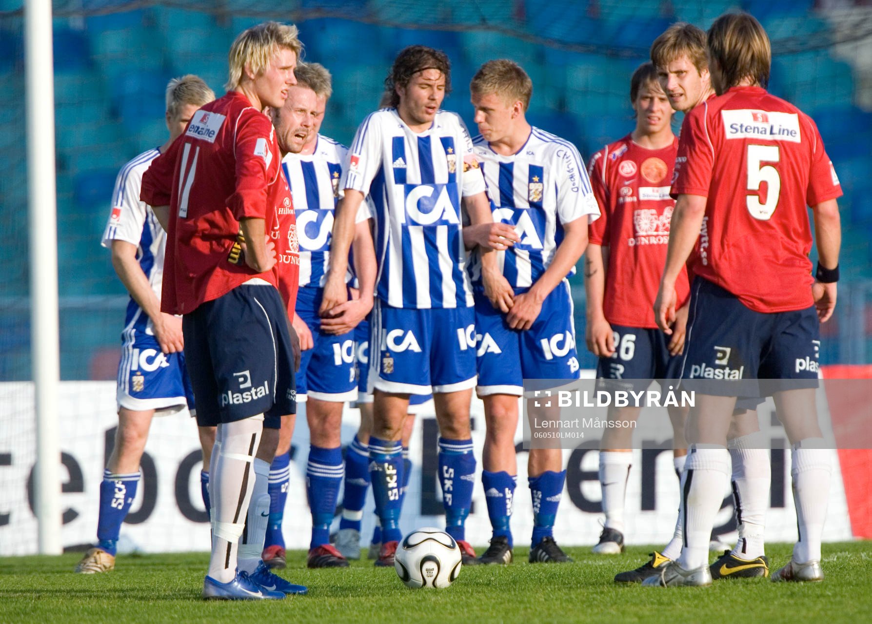 Karl Svensson, Göteborg, dirigerar muren. Försvar
