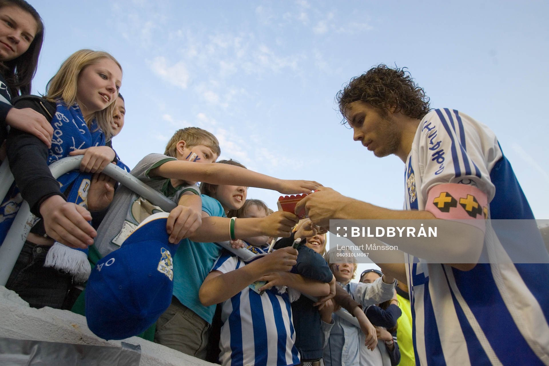 VM-spelaren Kalle Svensson skriver autografer