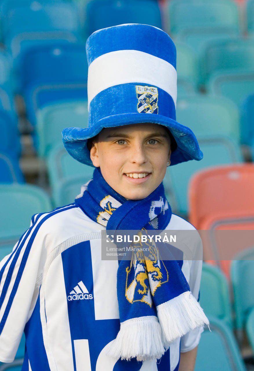 En ung IFK-supporter. Supporter, hatt, halsduk