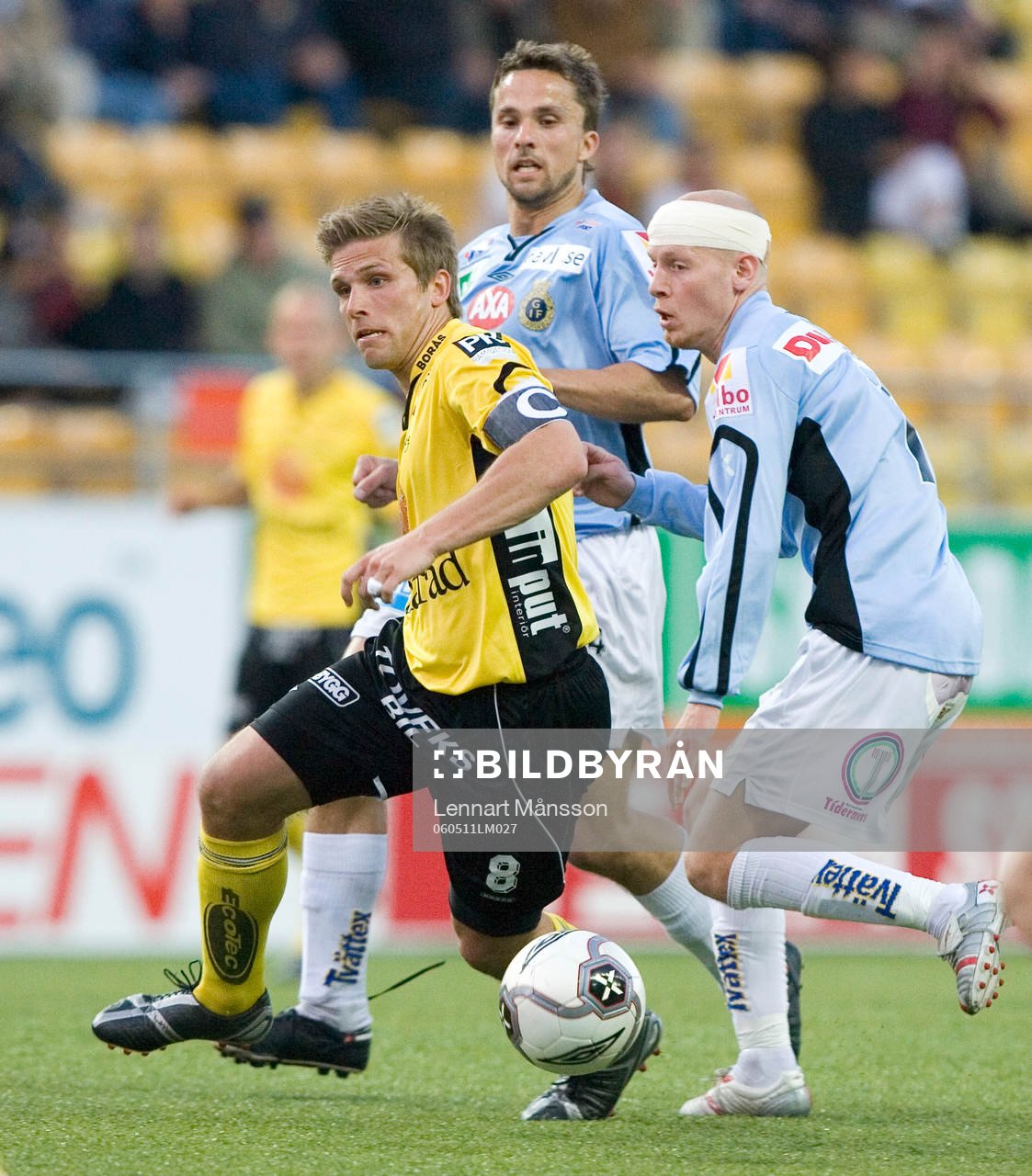 Anders Svensson, Elfsborg, jagas av Mathias Woxlin och