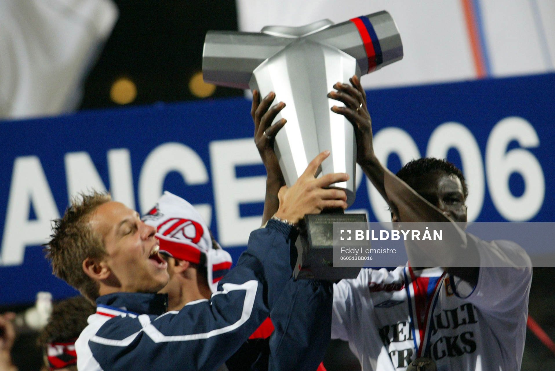 Benoit Pedretti och Mahamadou Diarra, Lyon, med pokal,