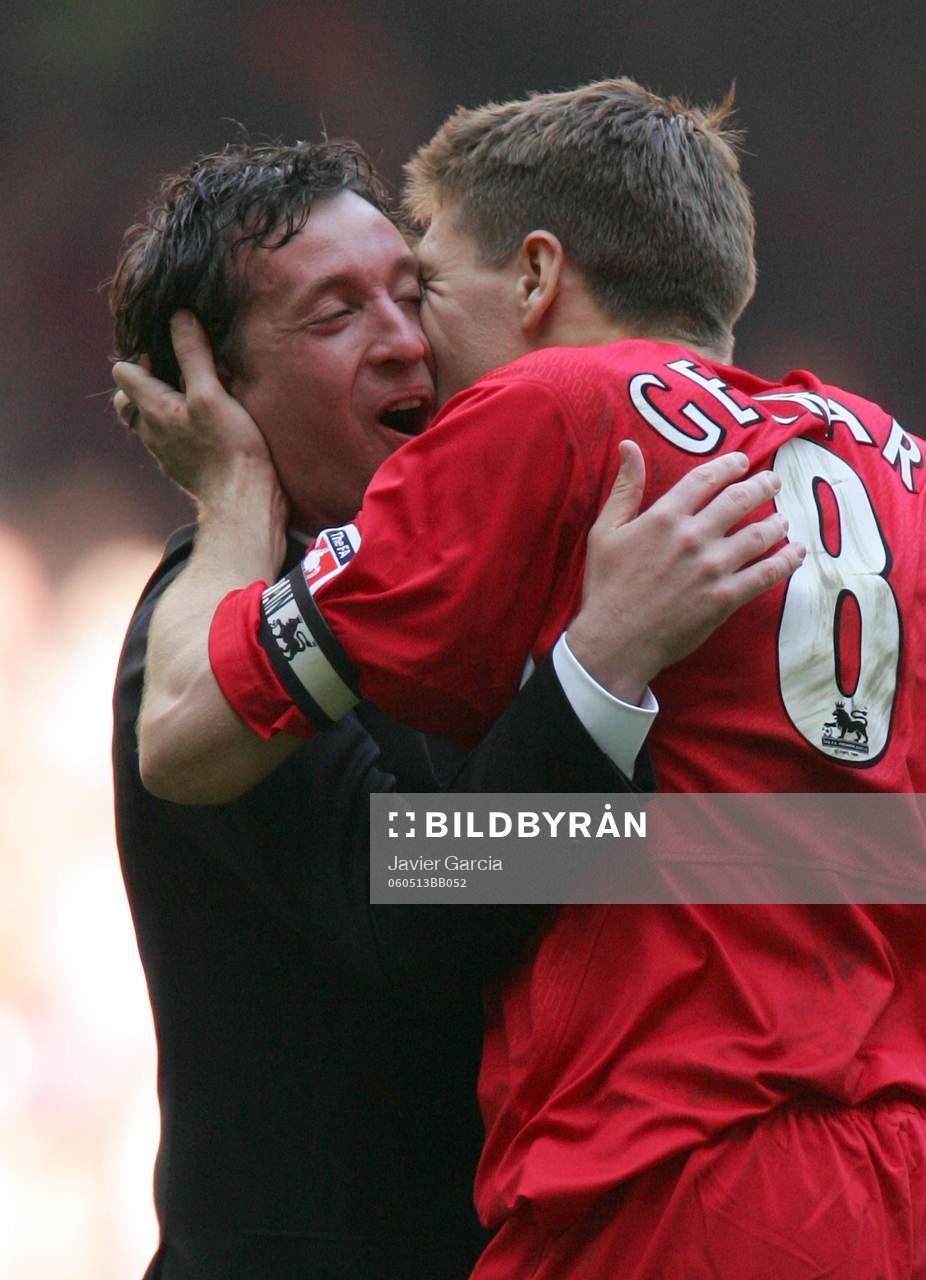 Steven Gerrard, Liverpool kysser lagkamraten Robbie Fowler