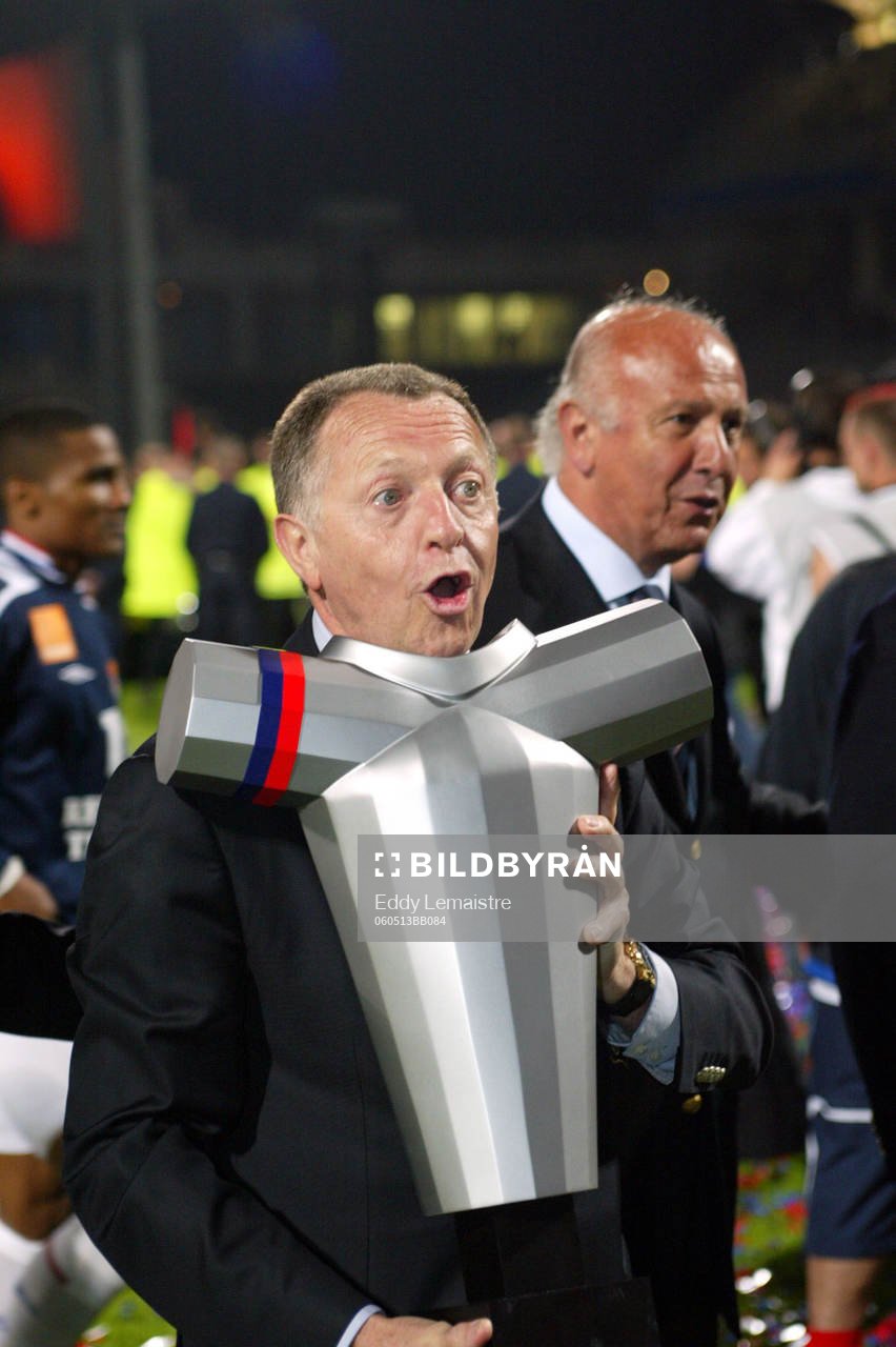 Jean Michel Aulas, Lyon, med pokal, buckla