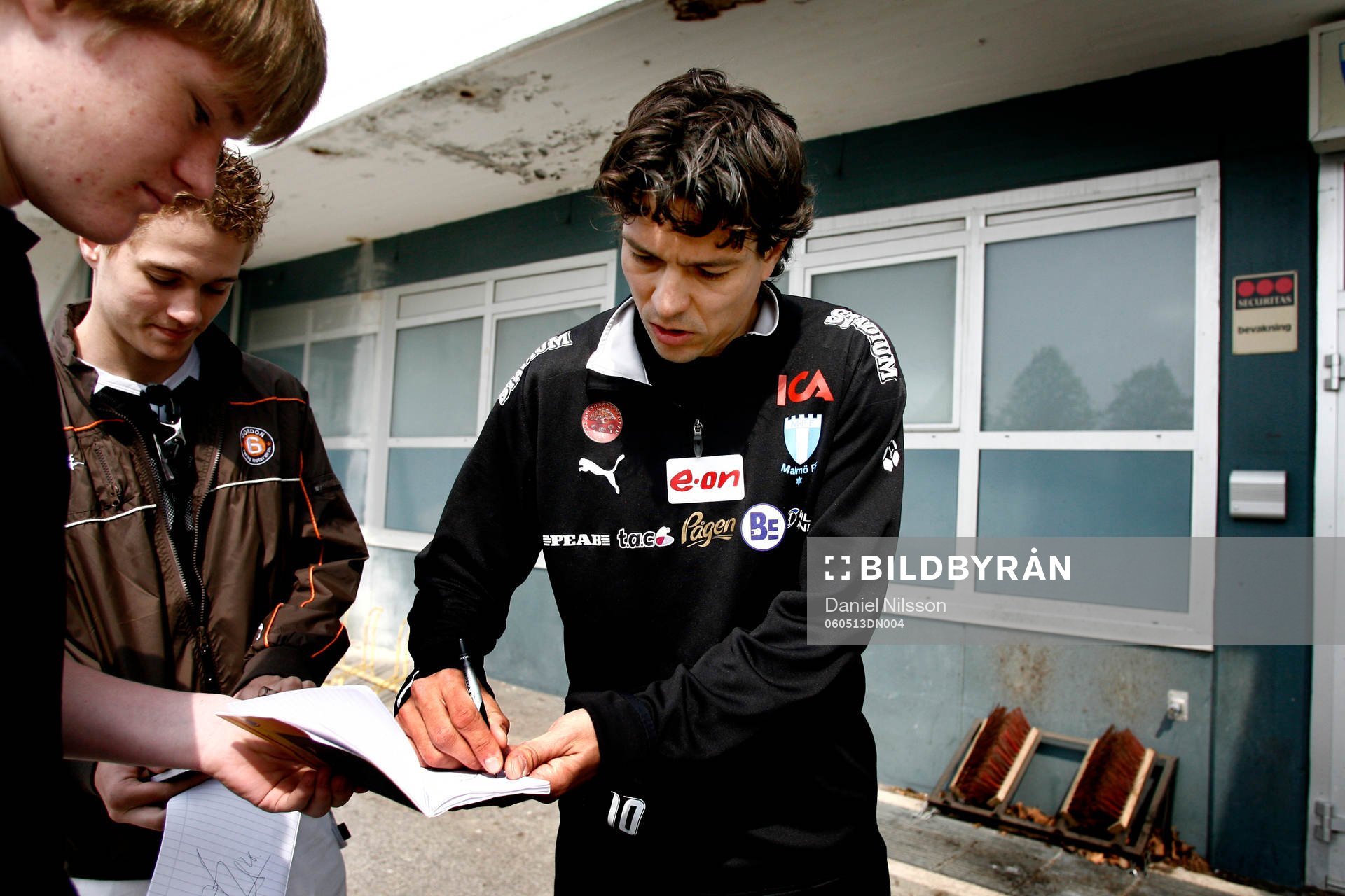 Fotboll, Jari Litmanen, Malmö FF, skriver autografer