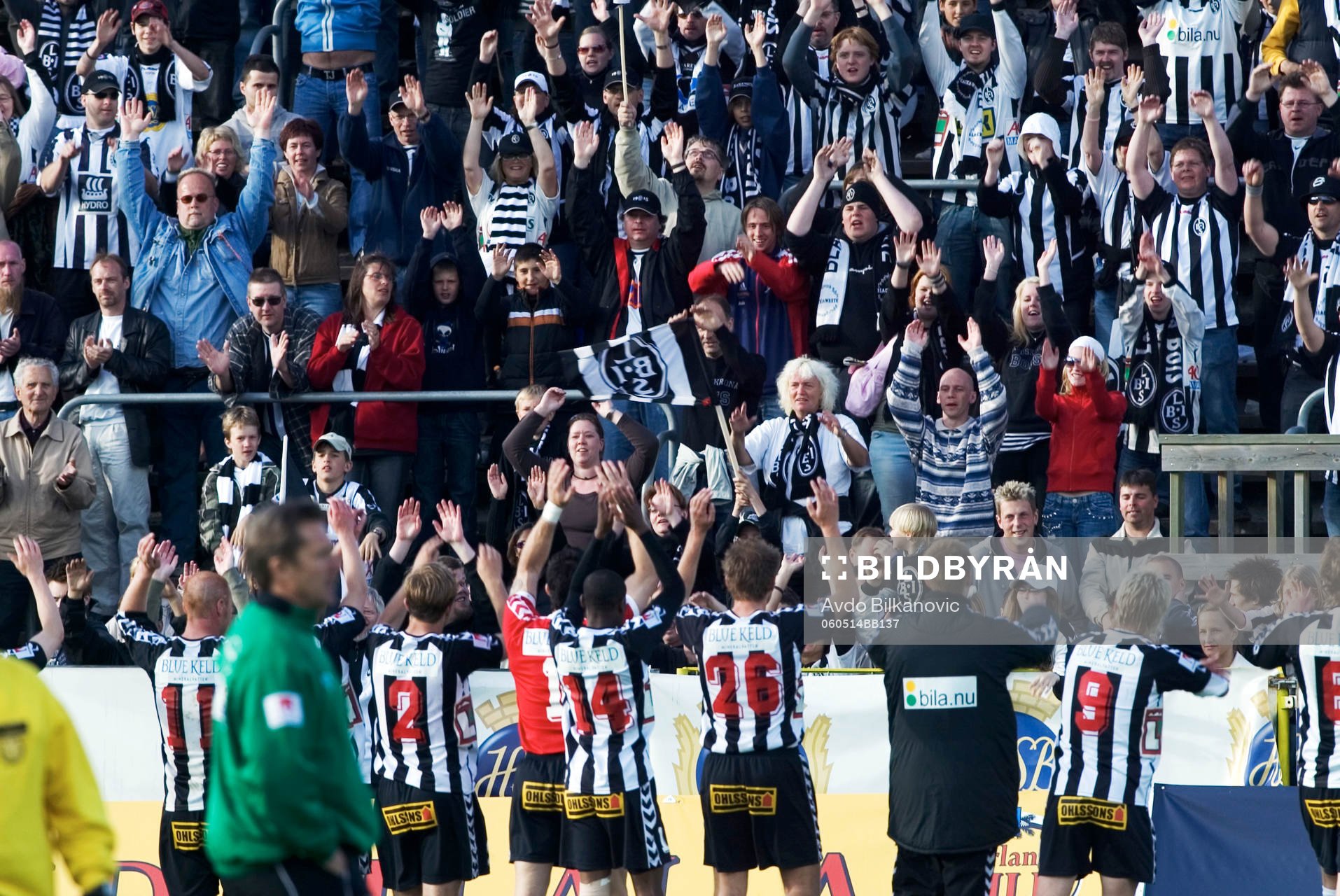 Landskrona spelarna tackar sina fans