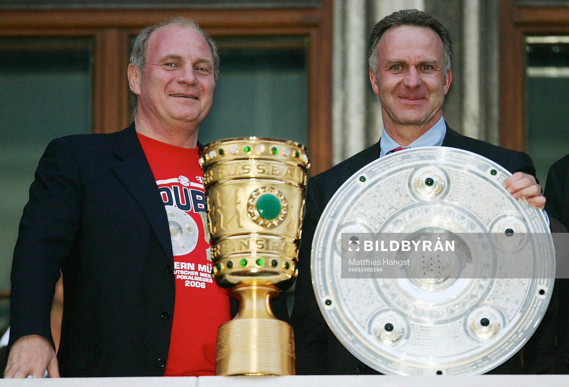  Uli Hoeness, Manager och Karl-Heinz Rummenigge, Klubbdirektör. Pokal, tallrik, platta.