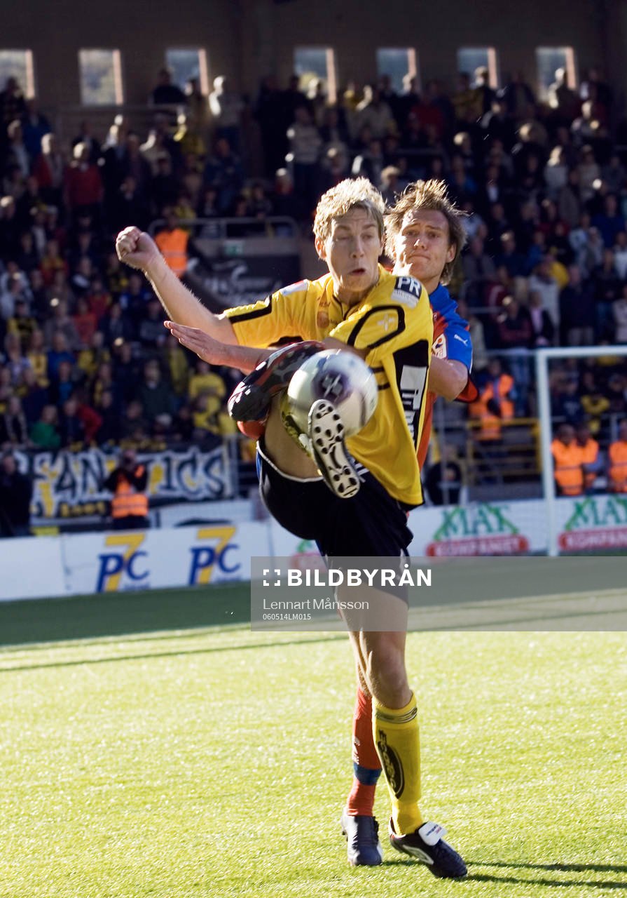 Daniel Alexandersson trycks i ryggen av Andreas Granqvist