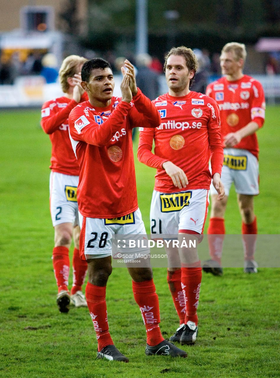 Ari da Silva Ferreira och resten av Kalmar tackar klacken