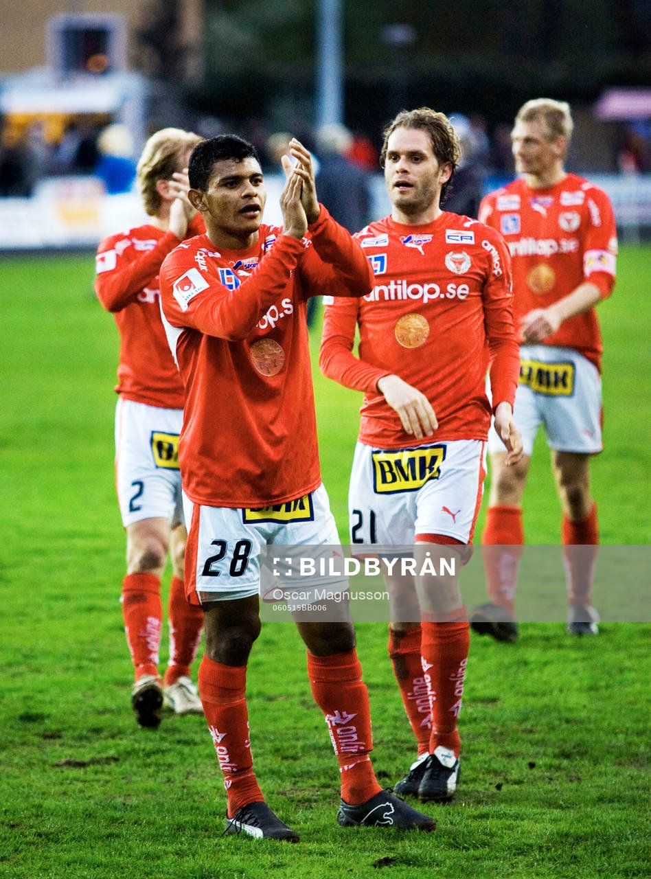 Ari da Silva Ferreira och resten av Kalmar tackar klacken