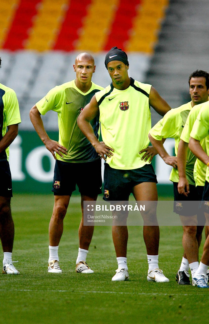 Henrik Larsson, och Ronaldinho och Barcelona, tränar på