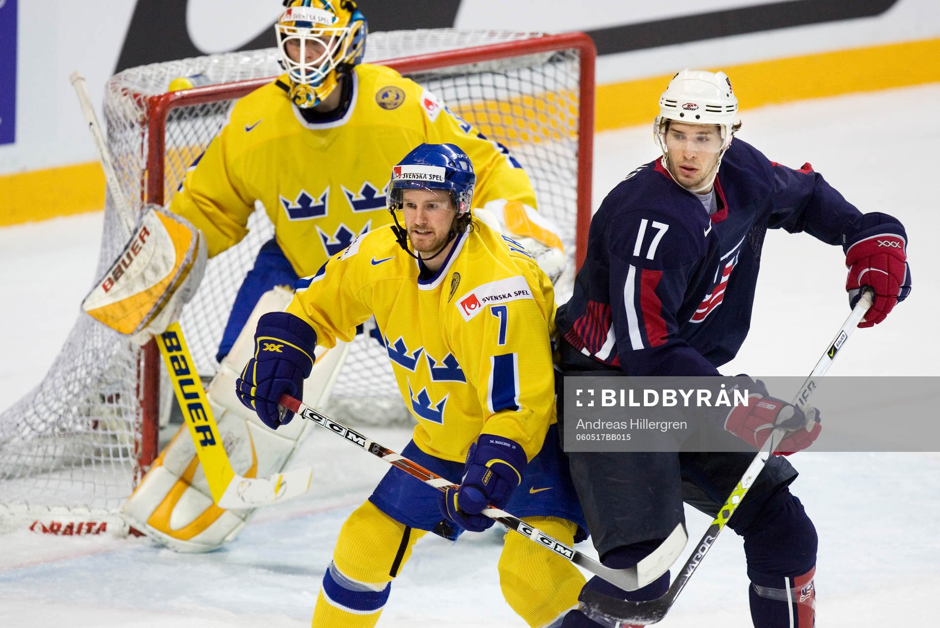 Niklas Kronvall och Ryan Kesler, framför Johan Holmqvist,