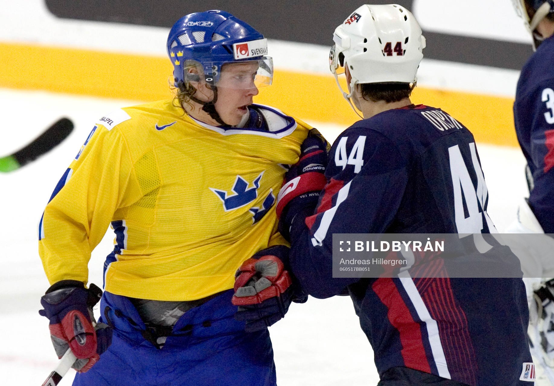 Nicklas Bäckström hålls fast av Brooks Orpik