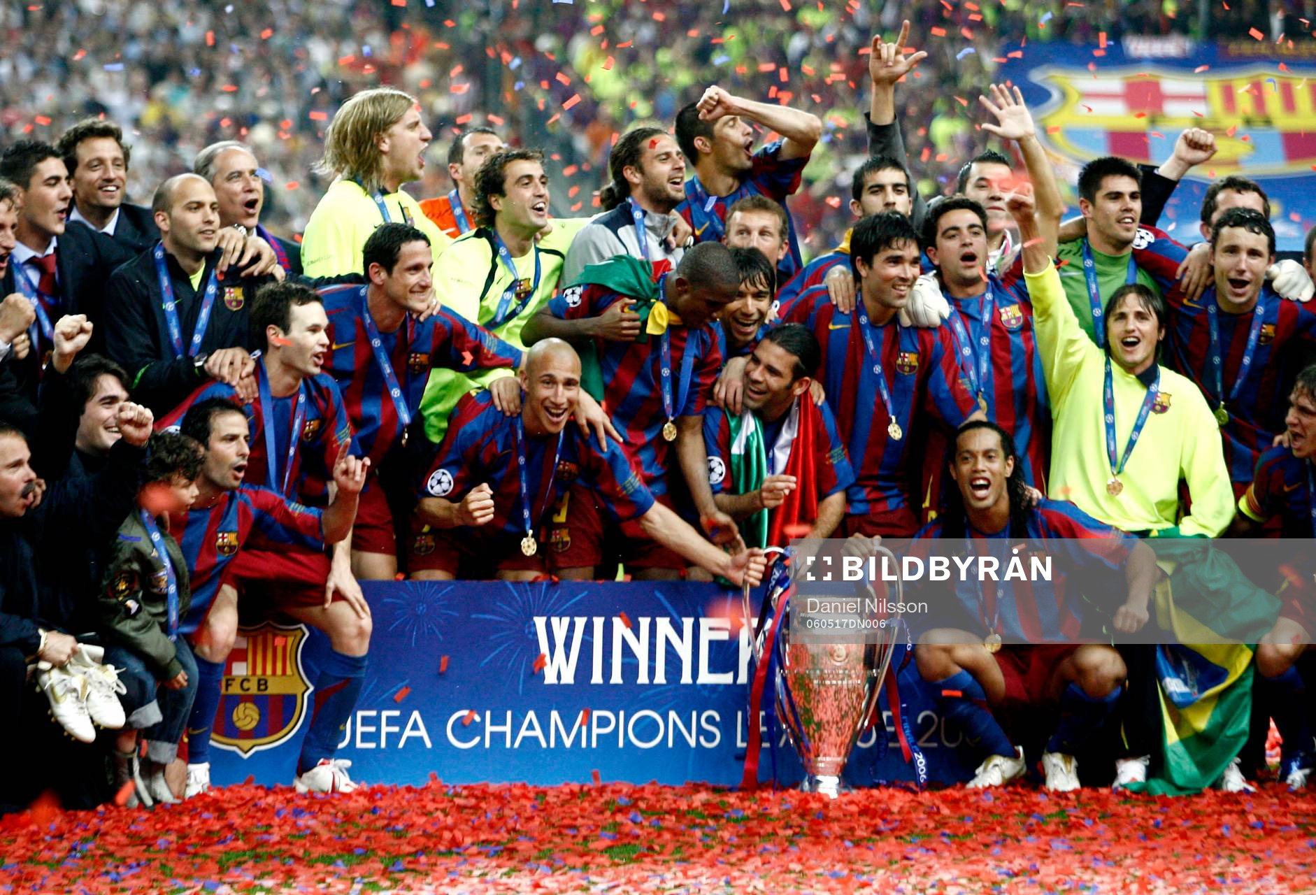 Henrik Larsson och Ronaldinho håller i Pokalen. Jubel