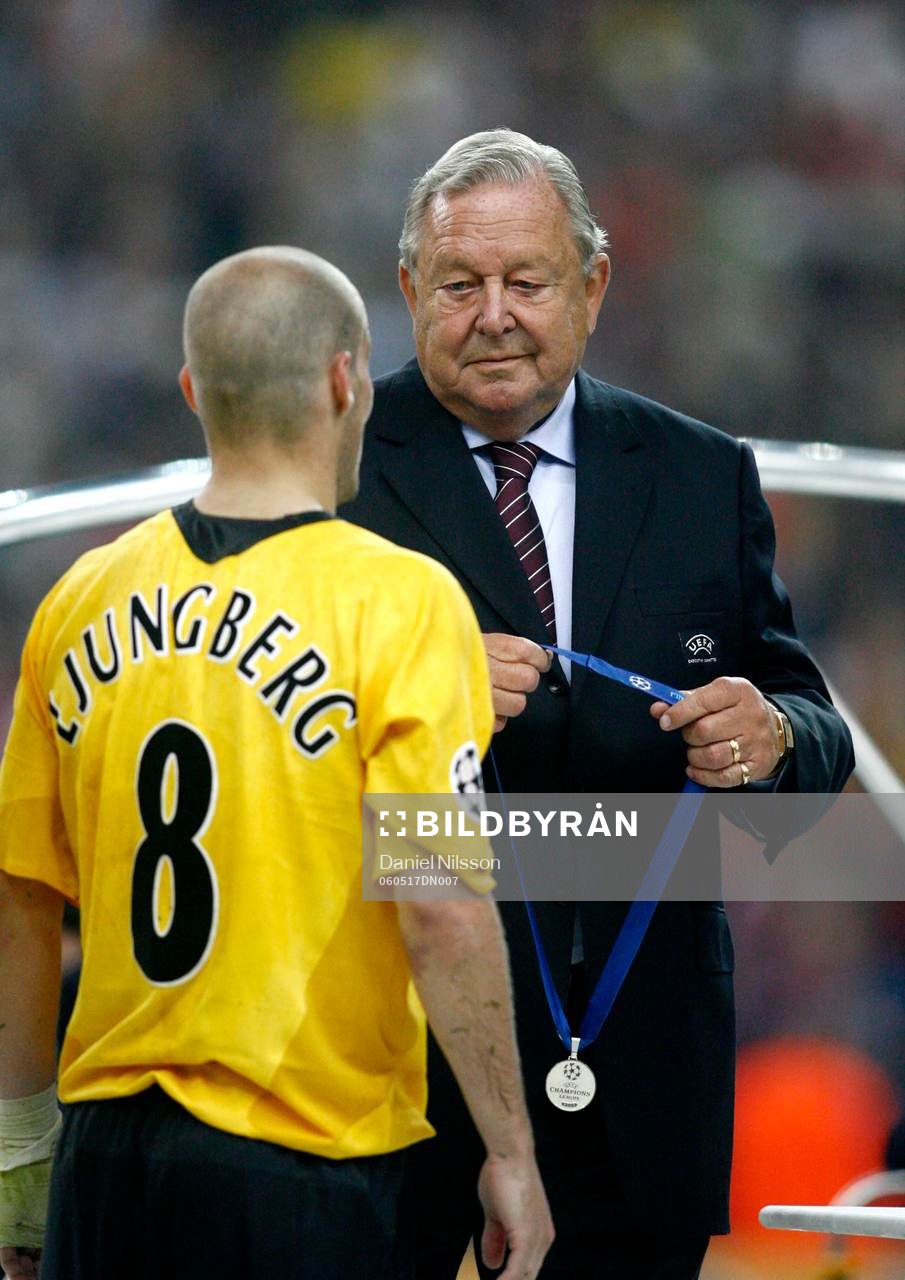 Fredrik Ljungberg, Arsenal, får en tröstande blick av