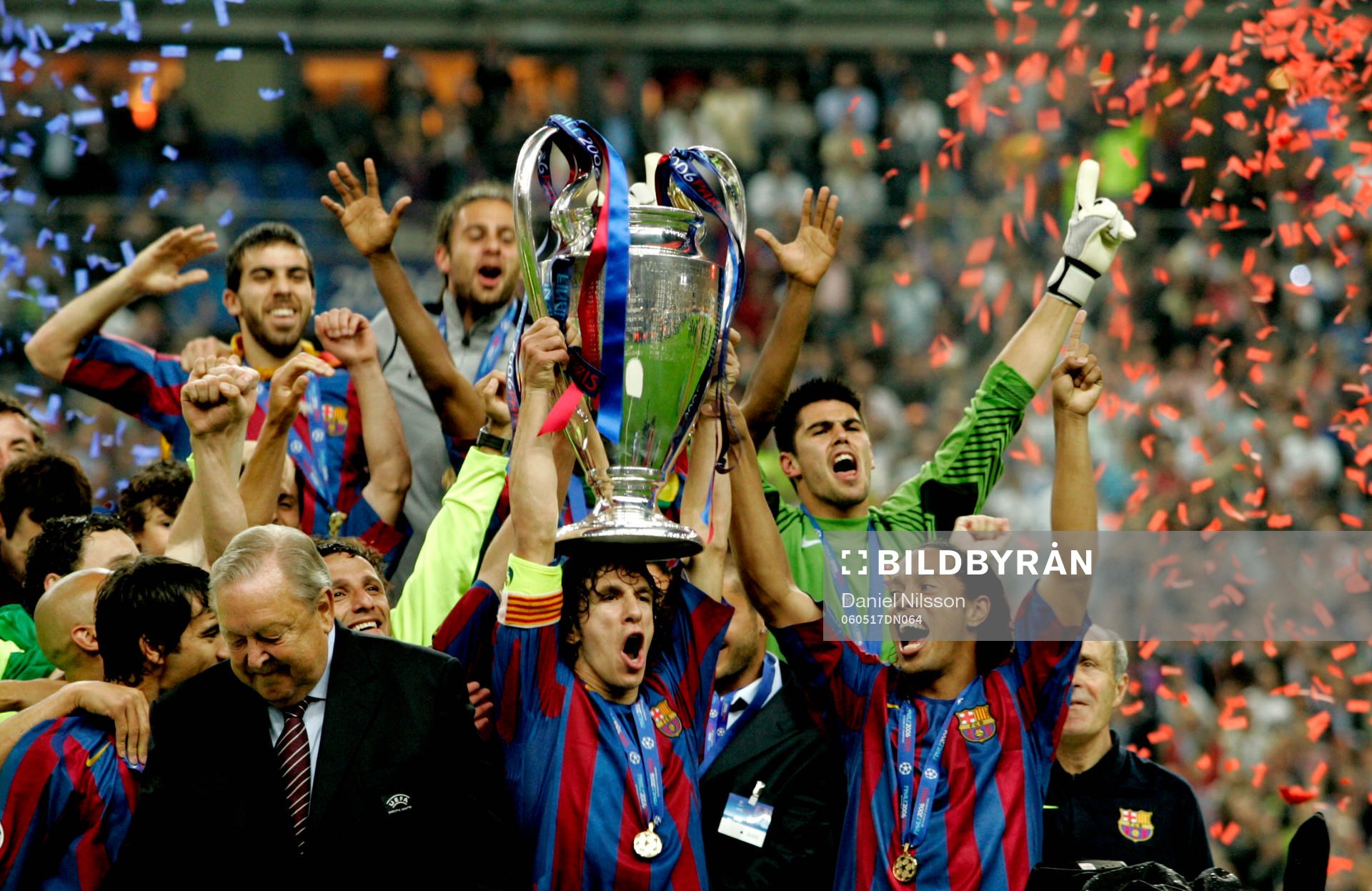  Lennart Johansson, president UEFA ger pokal till Carles Puyol, Ronaldinho, jubel med pokal efter seger. 