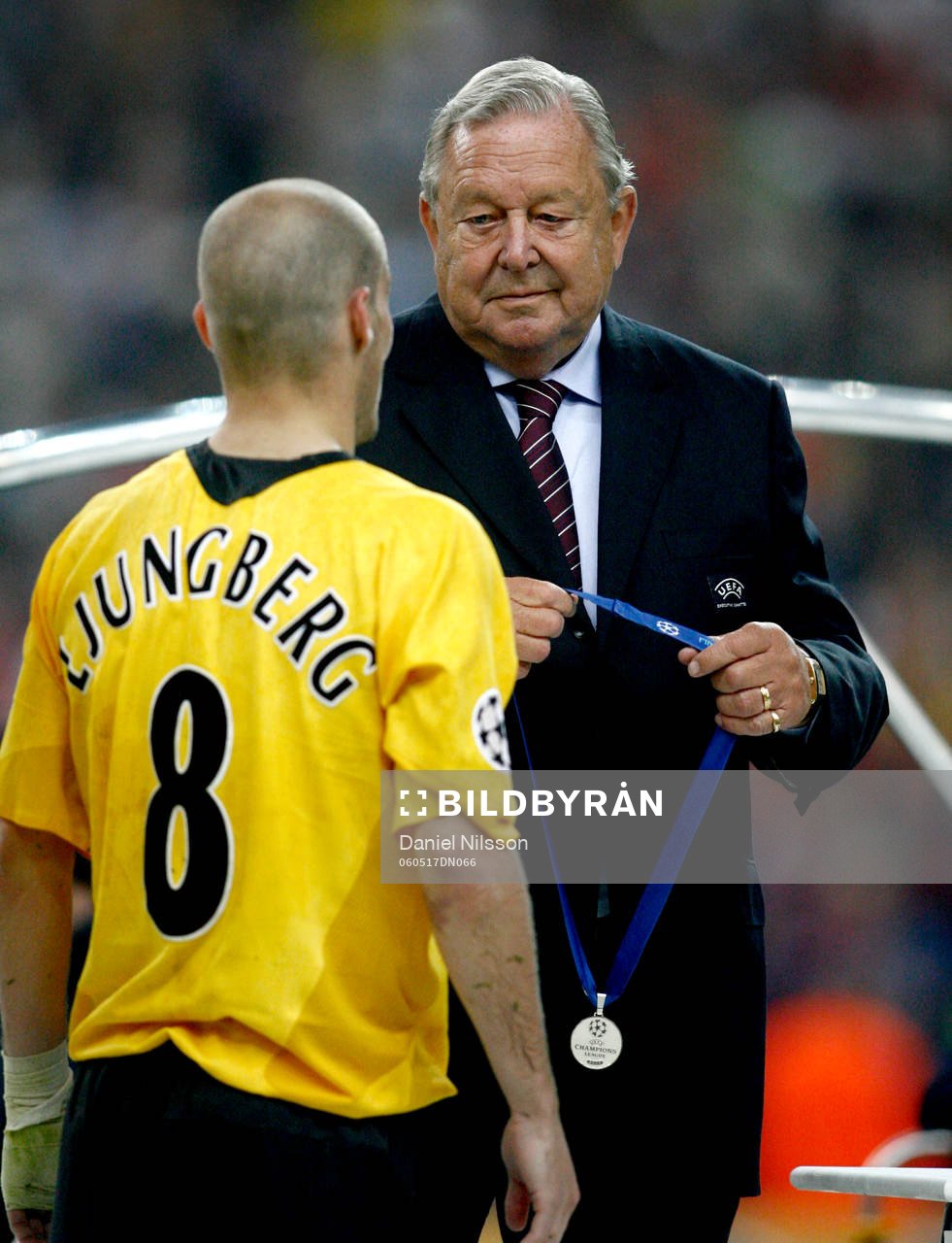 Lennart Johansson, president UEFA  ger silver medalj till