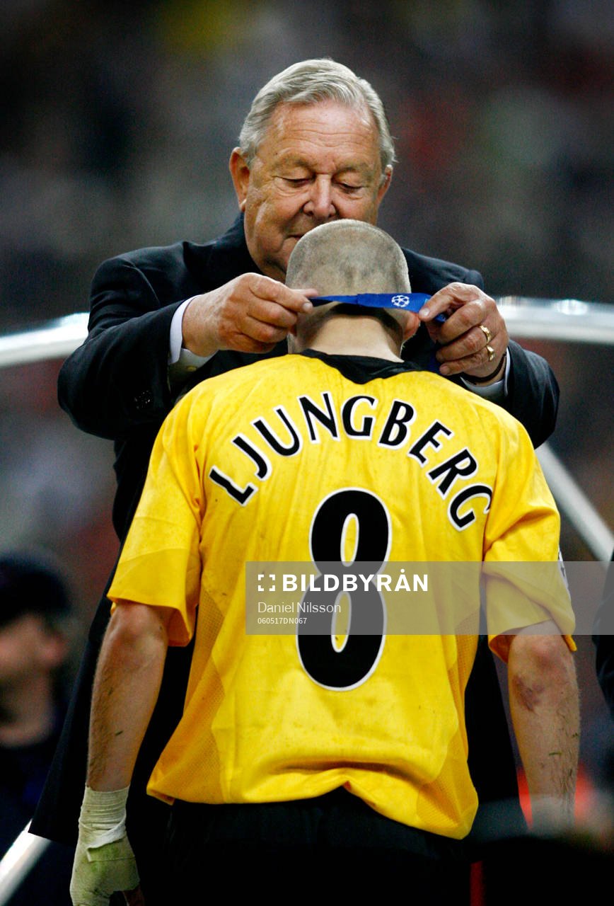Lennart Johansson, president UEFA  ger silver medalj till
