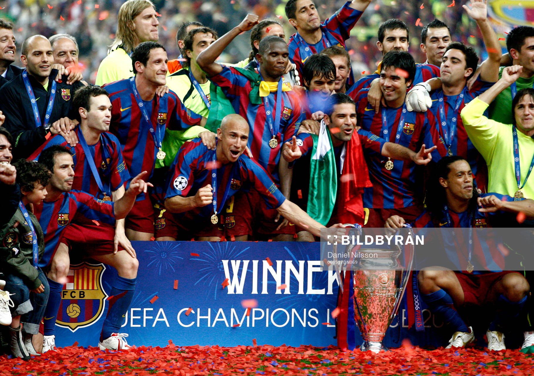 Henrik Larsson, Ronaldinho, Barcelona, håller i pokal,