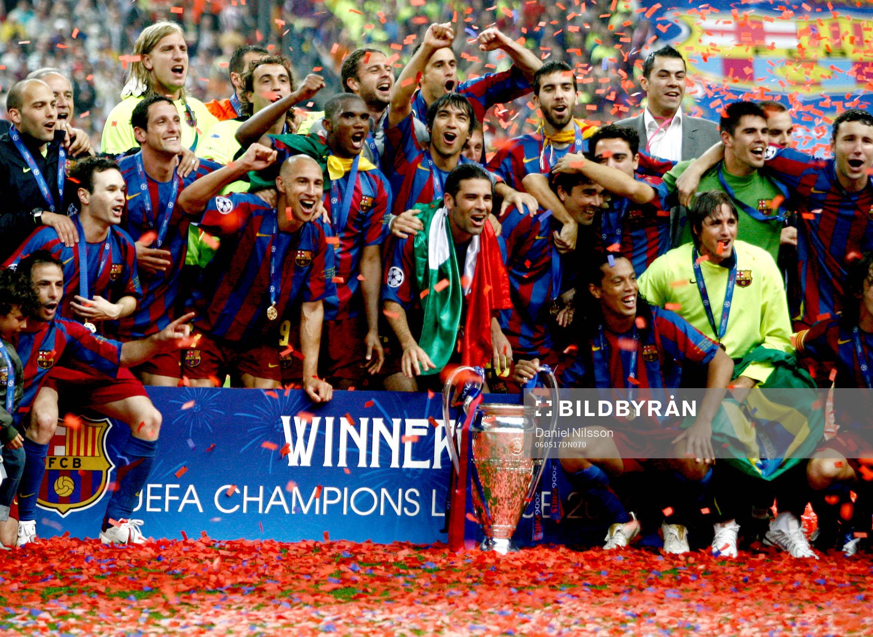 Henrik Larsson, Ronaldinho, Barcelona, håller i pokal,