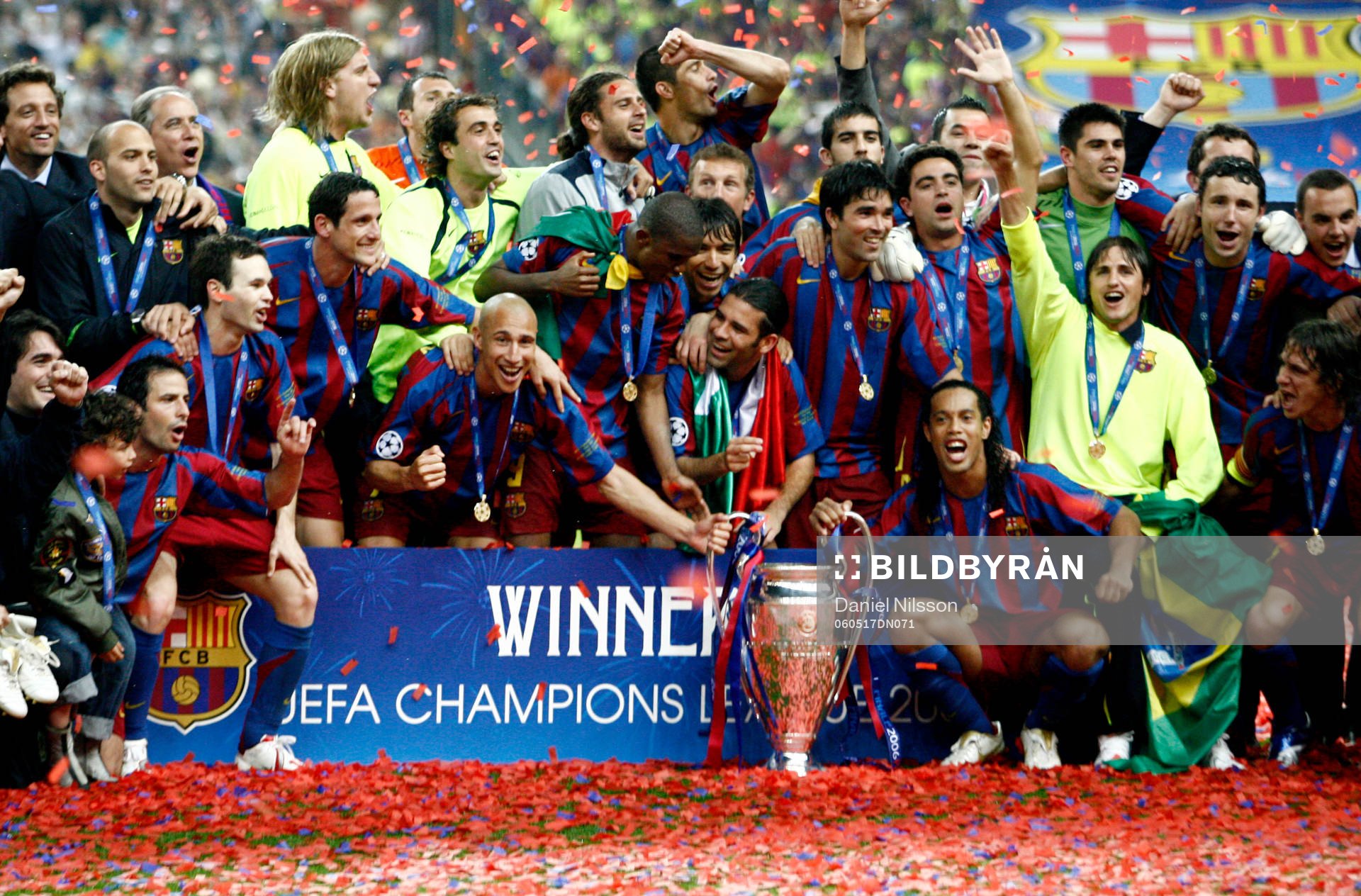 Henrik Larsson, Ronaldinho, Barcelona, håller i pokal,
