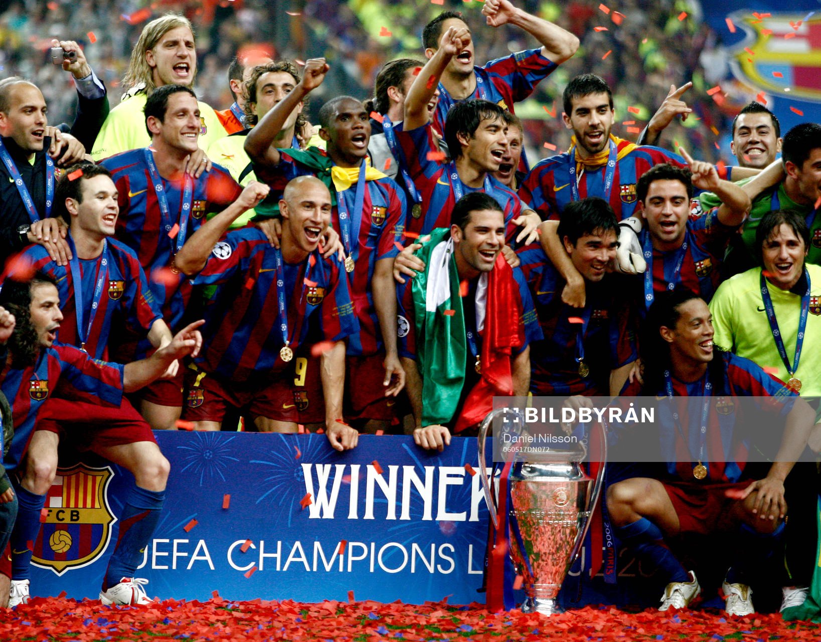 Henrik Larsson, Ronaldinho, Barcelona, håller i pokal,