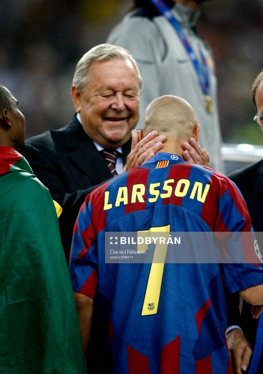 Henrik Larsson, Barcelona, får guld medalj