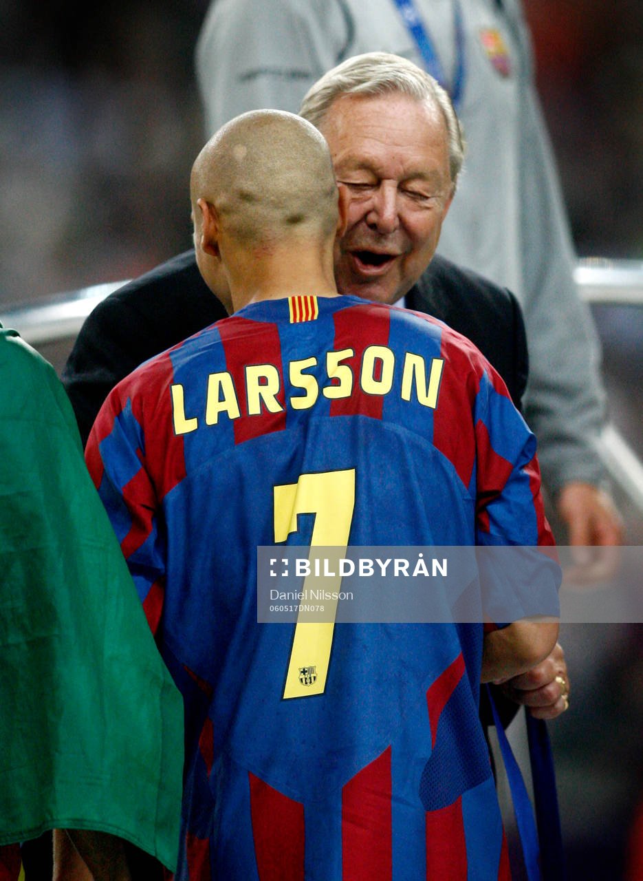 Henrik Larsson, Barcelona, får guld medalj