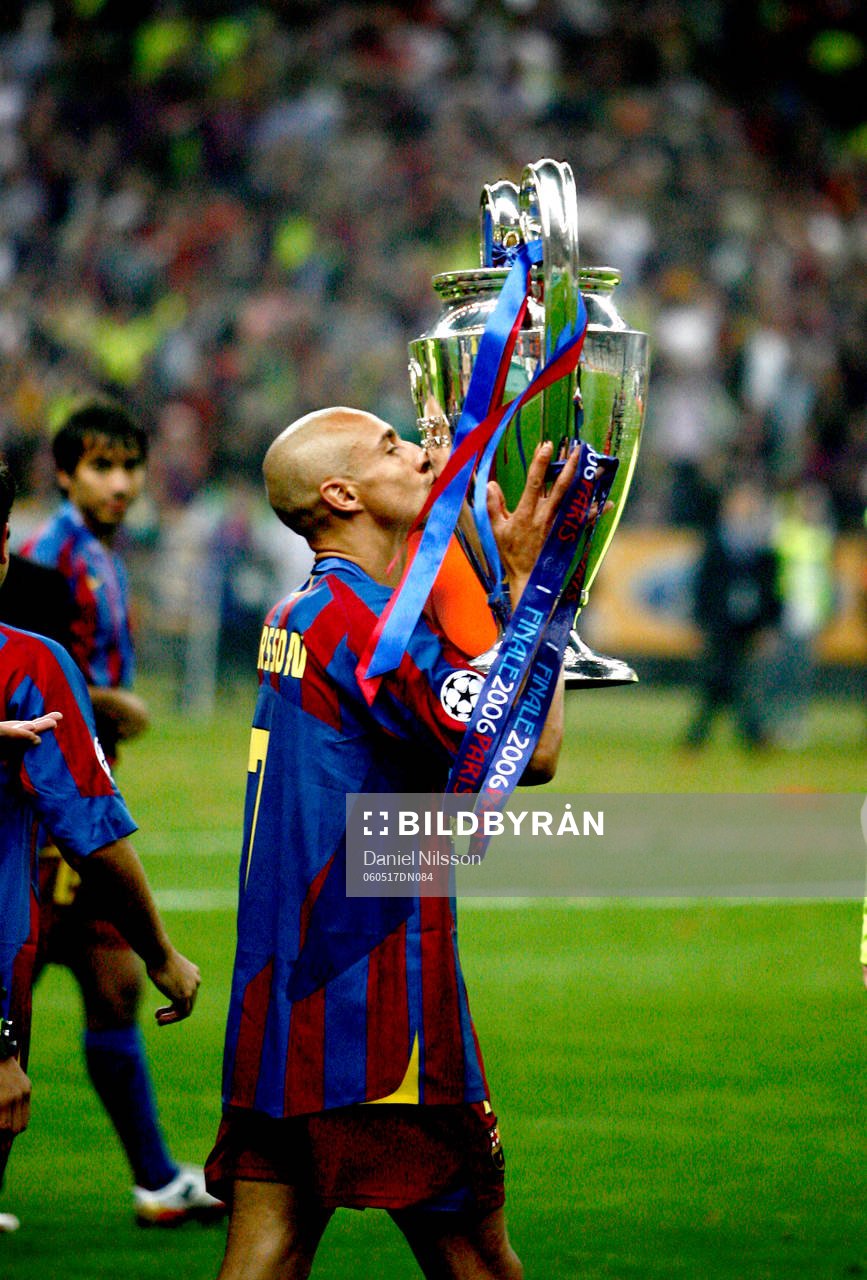 Henrik Larsson, Barcelona, kysser pokal