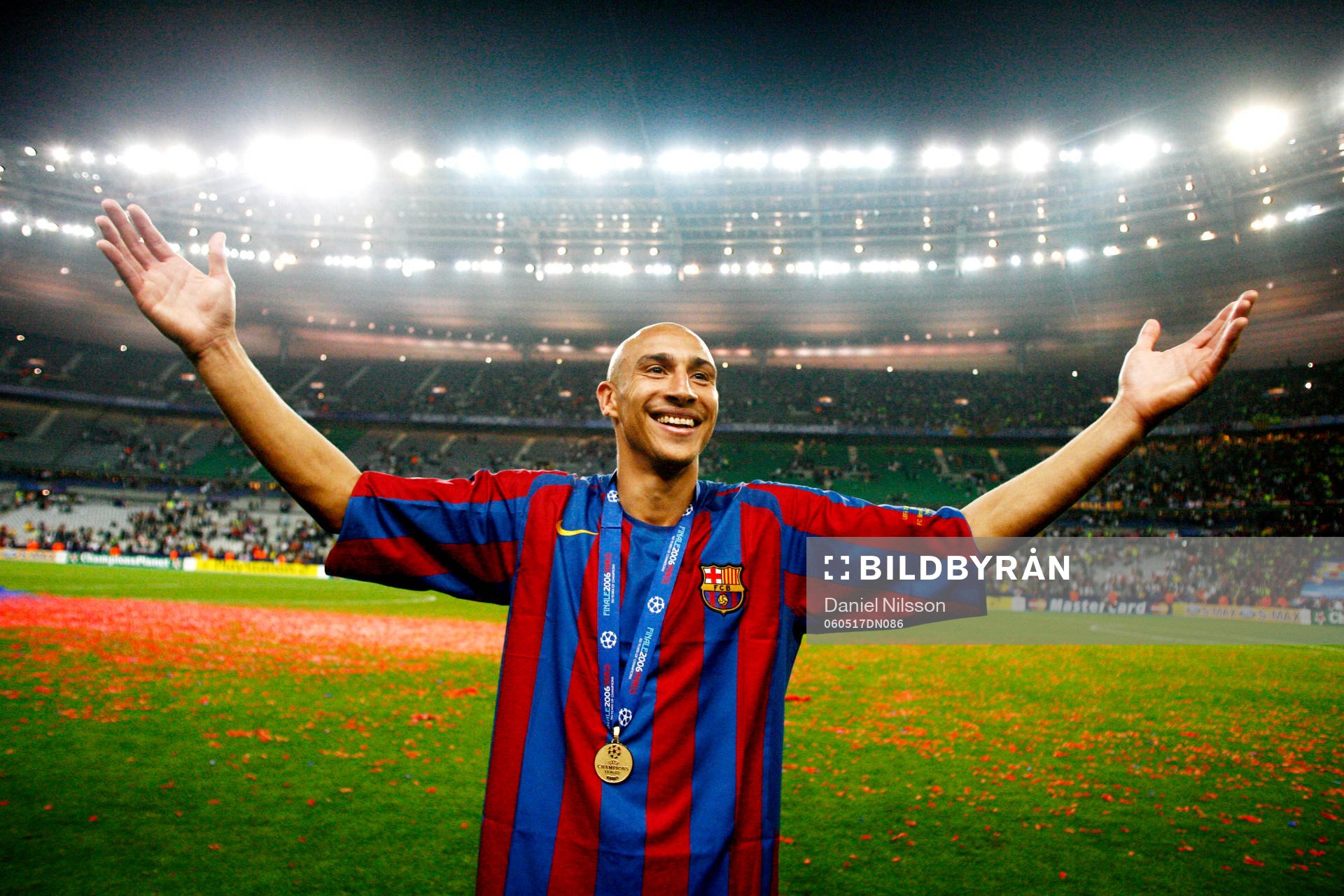  Henrik Larsson, Barcelona, jubel efter seger i Champions League. medalj, guld, arena Stade De France, konfetti.