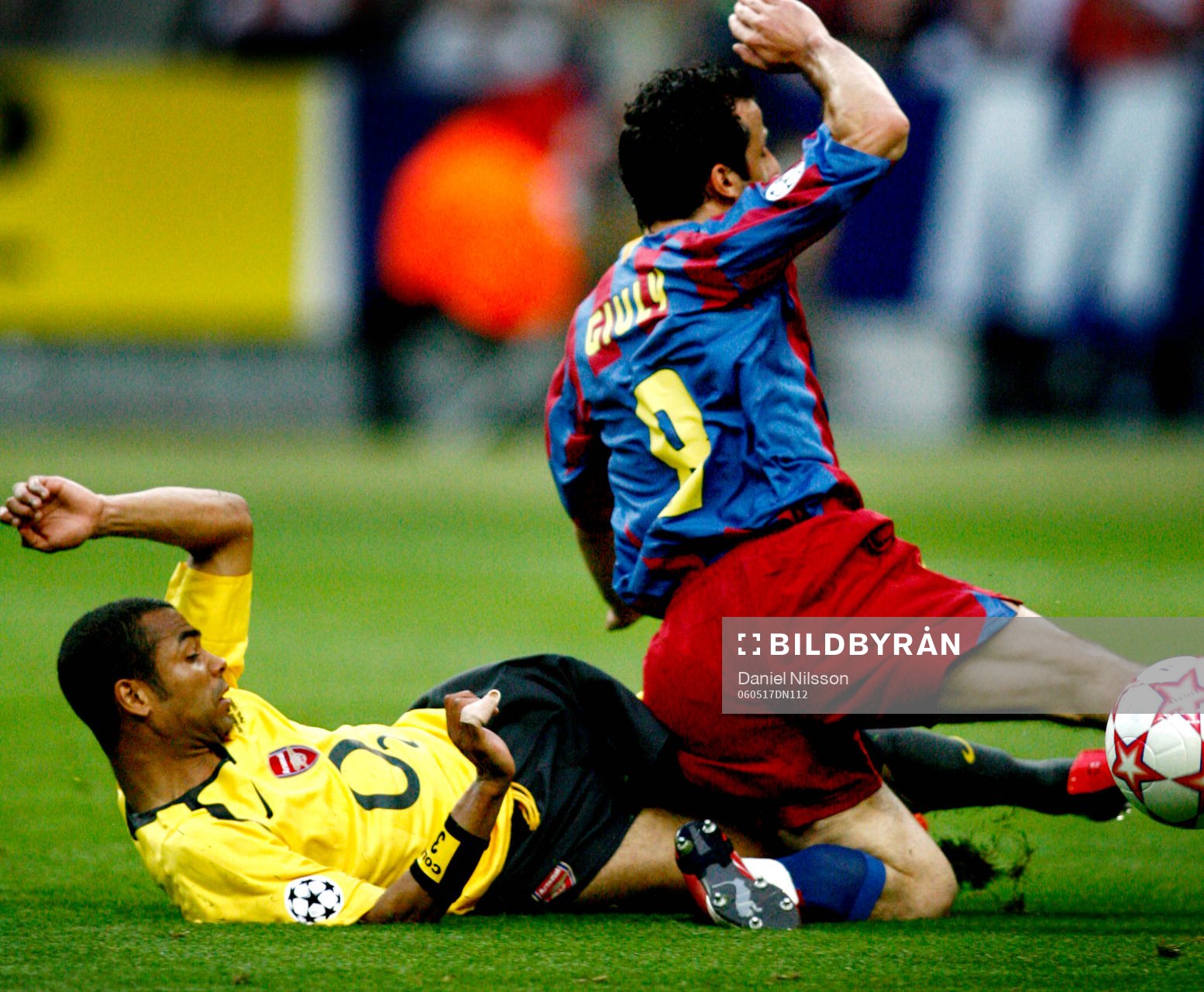 Ashely Cole, Arsenal fäller Giuly, Barcelona