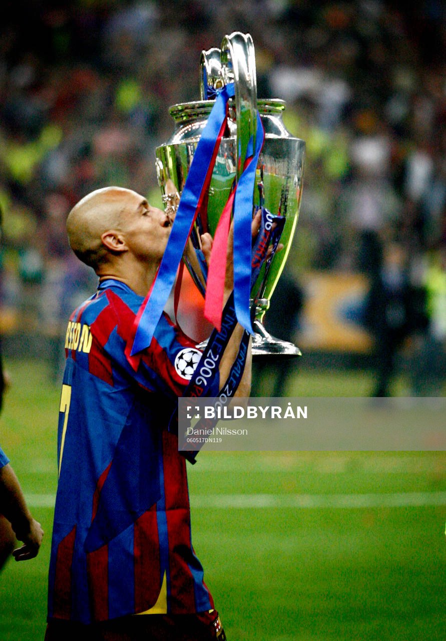 Henrik Larsson, Barcelona, kysser pokal