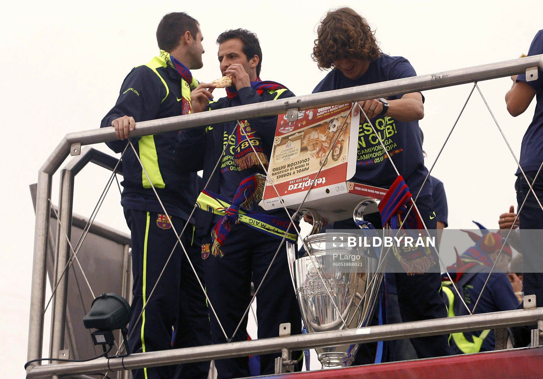 Ludovic Giuly och Carles Puyol (Jubel, Pokal, Pizza, Buss,
