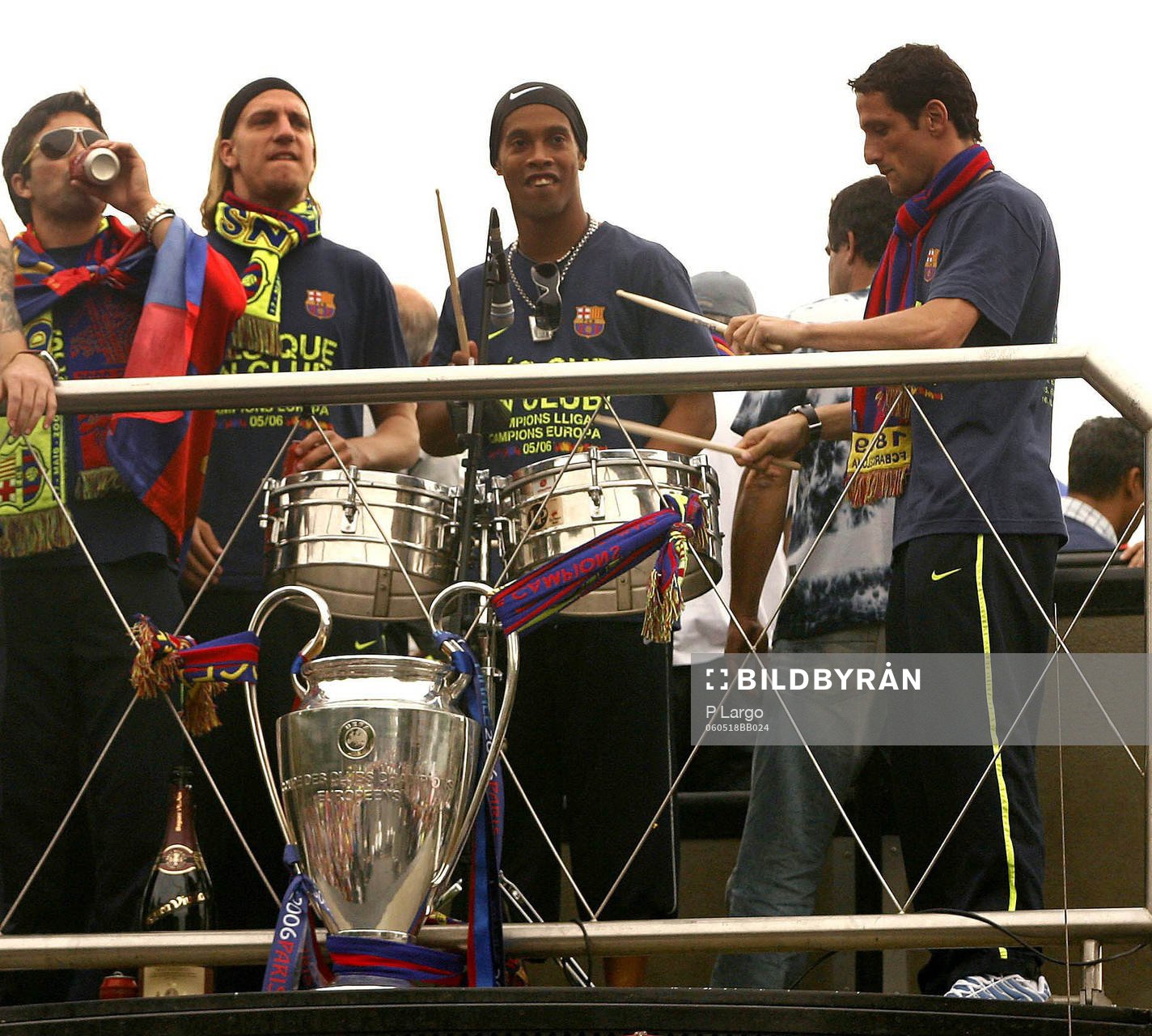  Deco, Maxi Lopez, Ronaldinho och Juliano Belletti (Jubel, Pokal, Buss, Mästare, Trumma, Trummor)