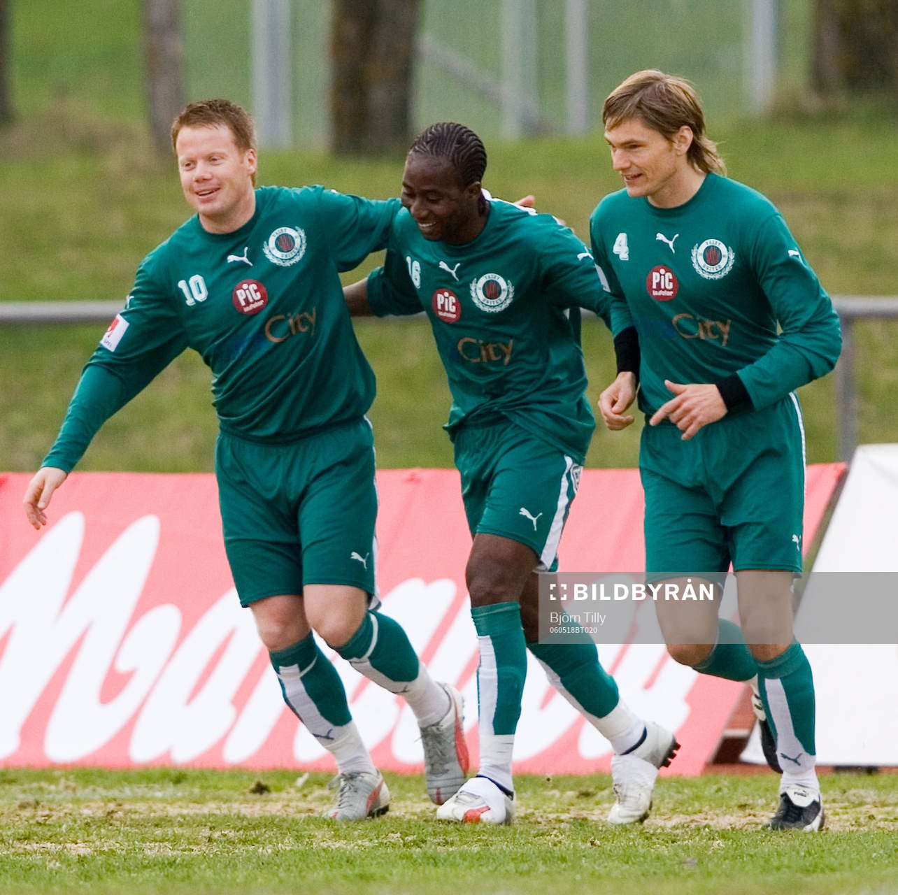 : Marcus Bengtsson, Tamba Yarjah och Daniel Johansson, Väsby efter 1-0.   
