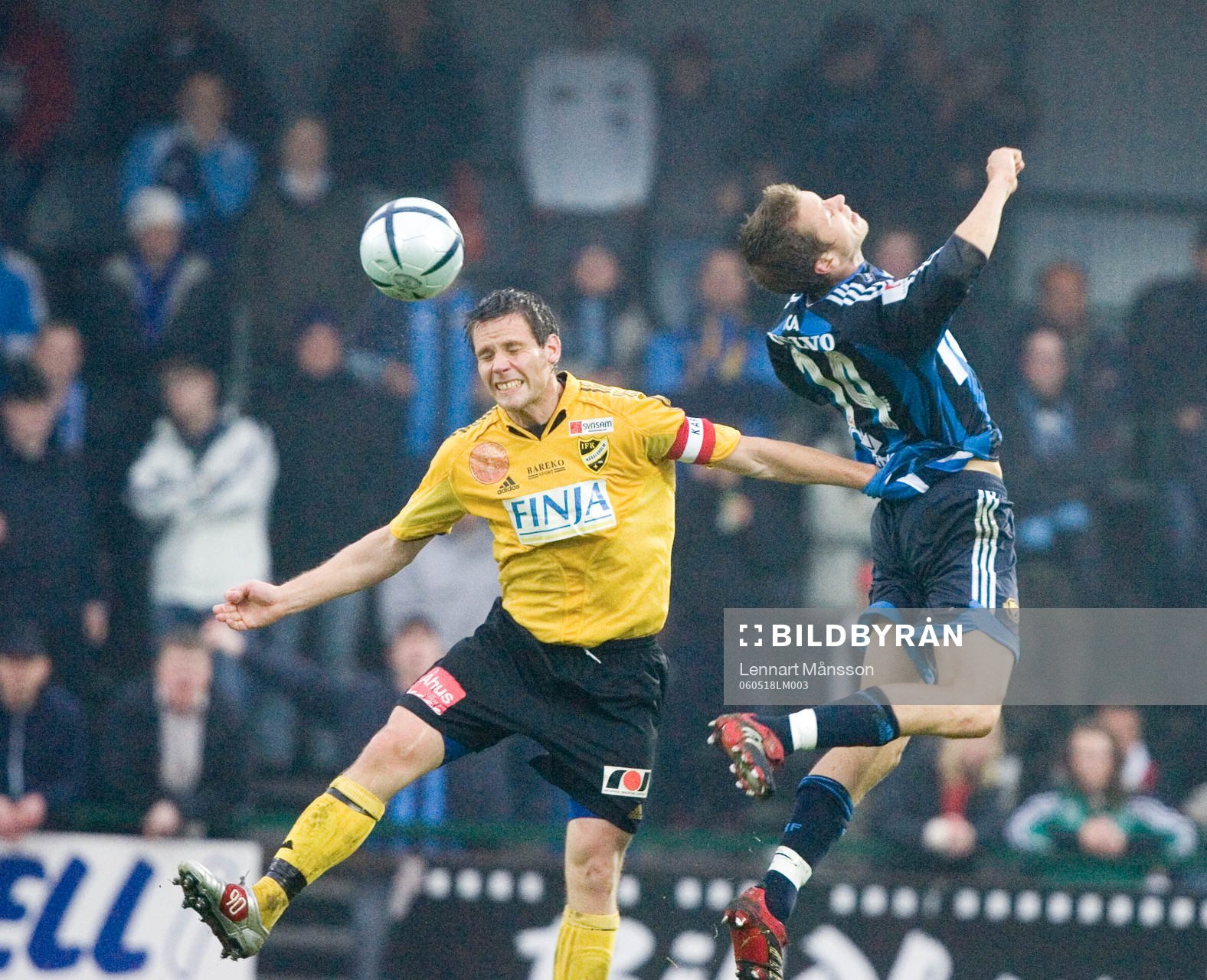  Alexander Söderberg, Hässleholm, vinner över Kári Árnason (Kari Arnason), Djurgården, i nickduell.