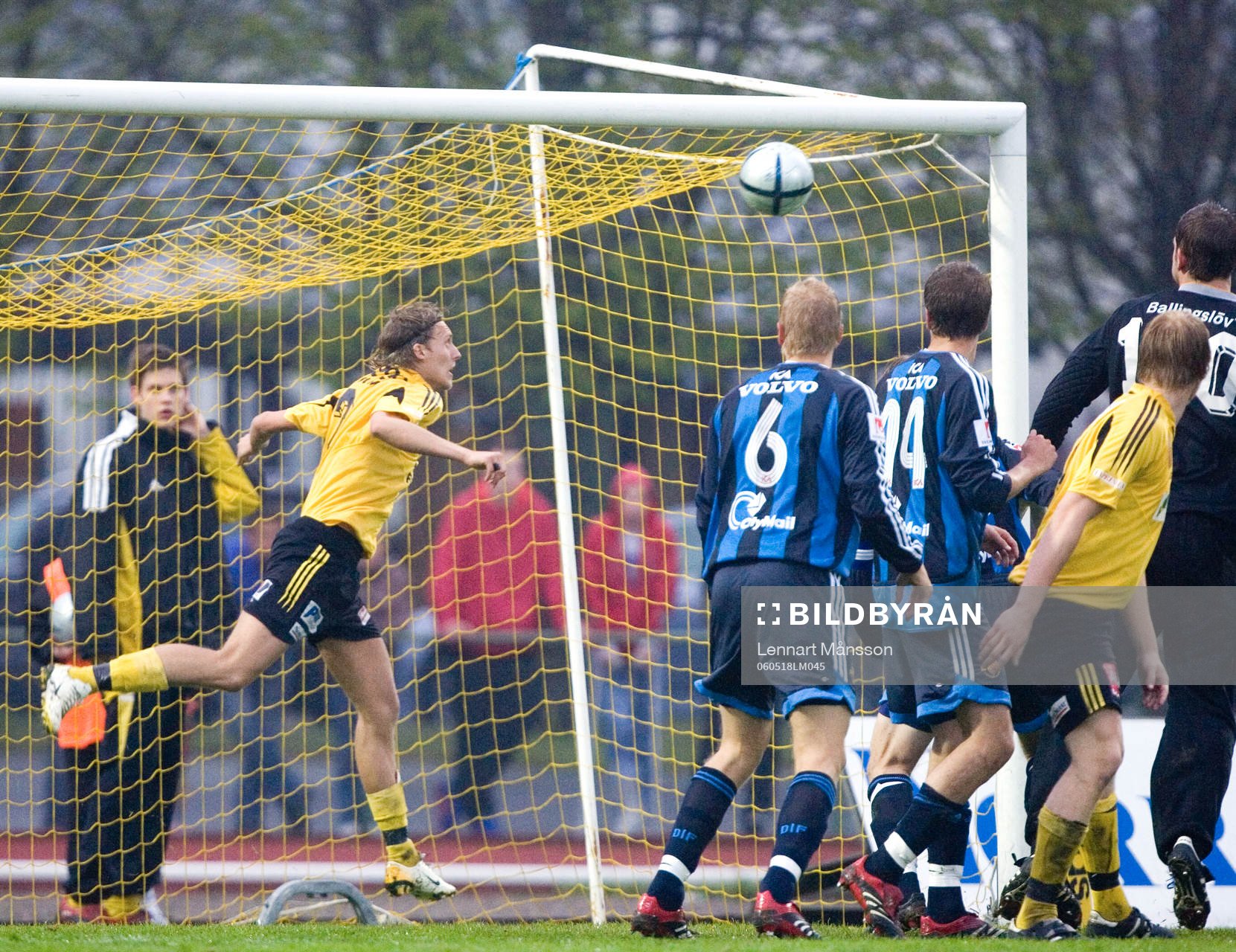Bobby Alm Nilsson, Hässleholm, räddar på mållinjen. Nick