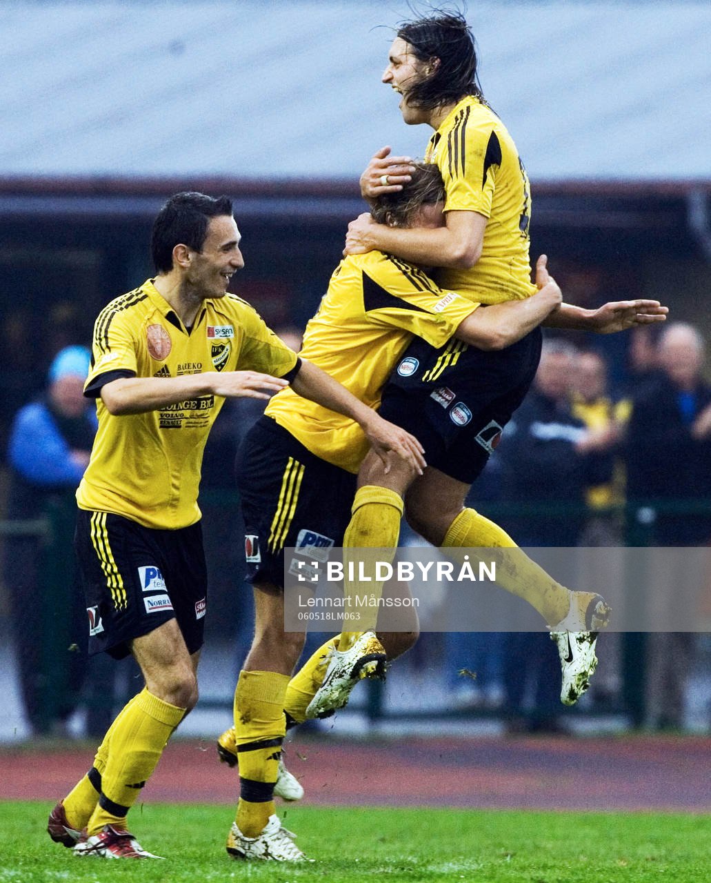 Bobby Alm Nilsson gratuleras av Peter Eriksson, Hässleholm