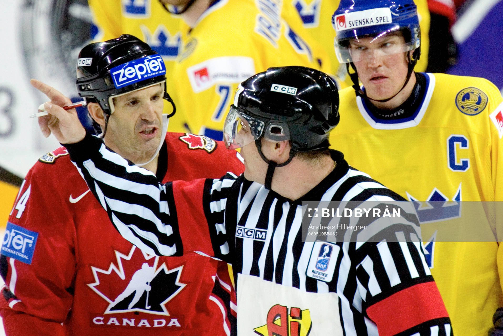 Brendan Shanahan och Kenny Jönsson pratar med domare Milan