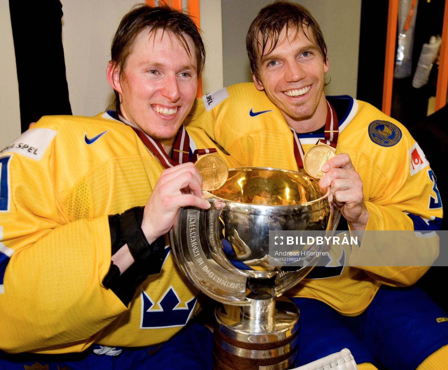Johan Holmqvist, målvakt och Mikael Samuelsson. Pokal