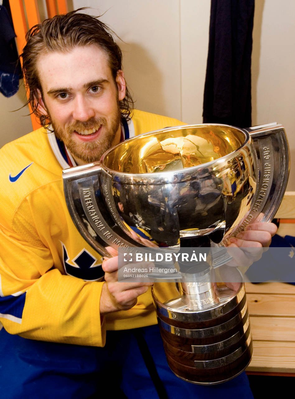 Henrik Zetterberg med VM-pokalen. Pokal