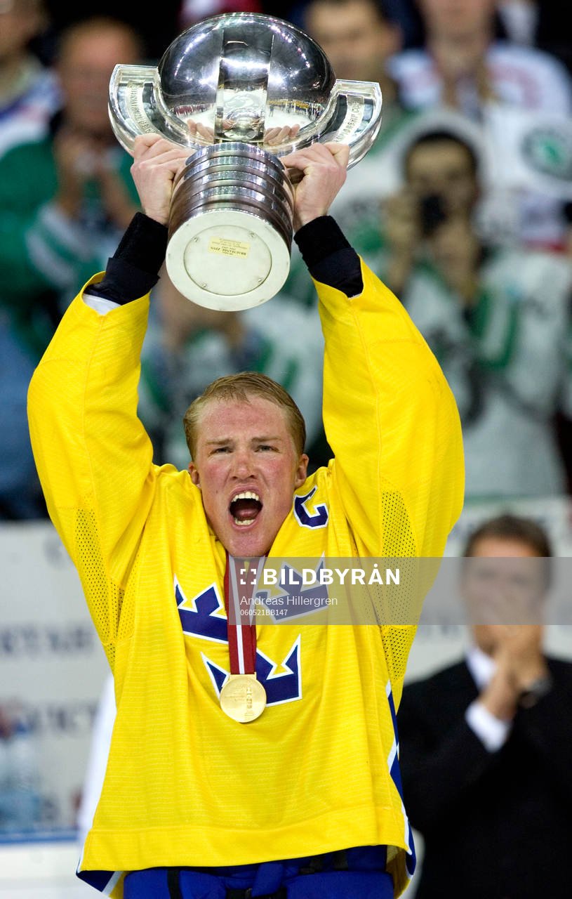 Kenny Jönsson, jubel med VM-pokalen. Pokal