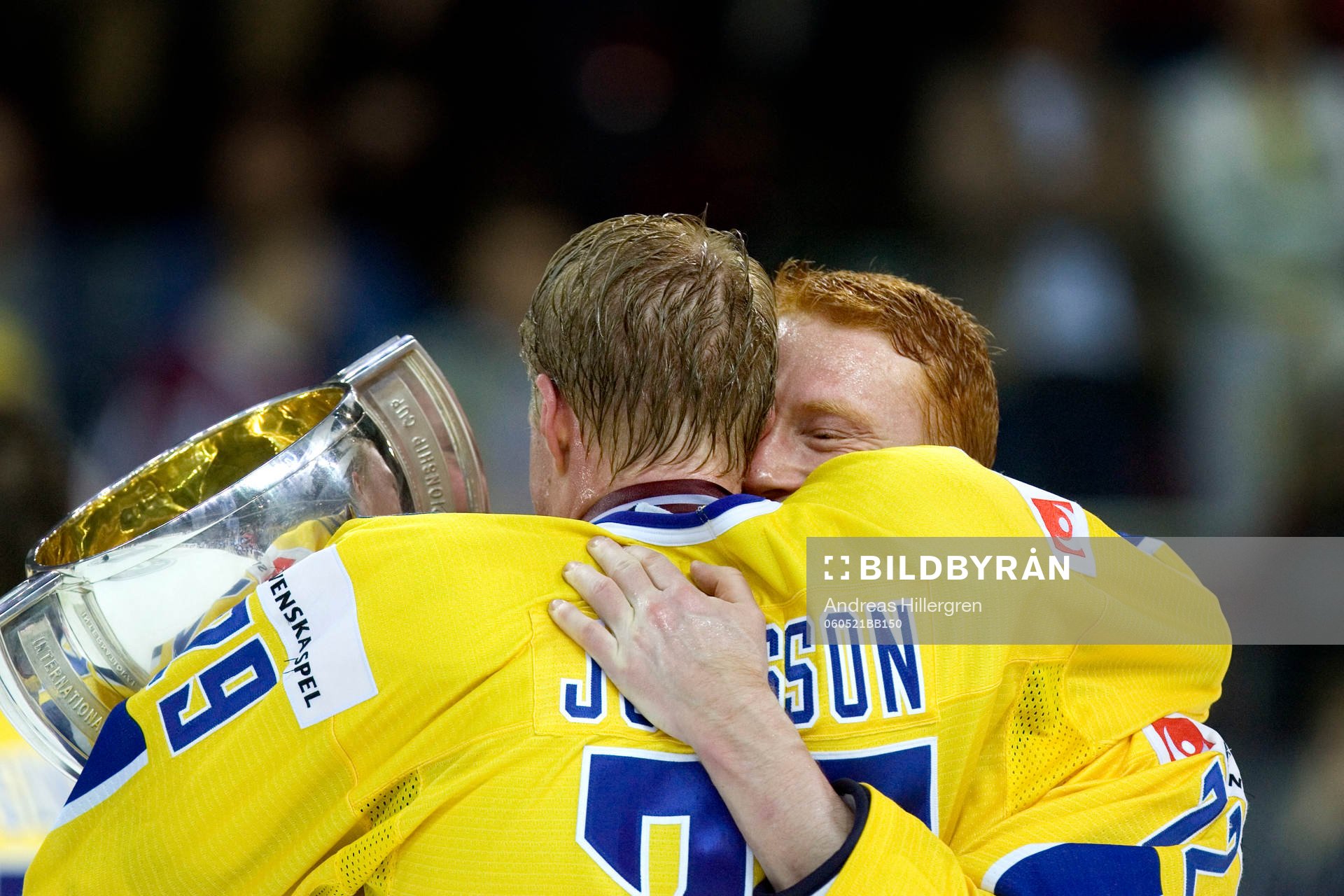 Kenny Jönsson och Jörgen Jönsson med VM-pokalen