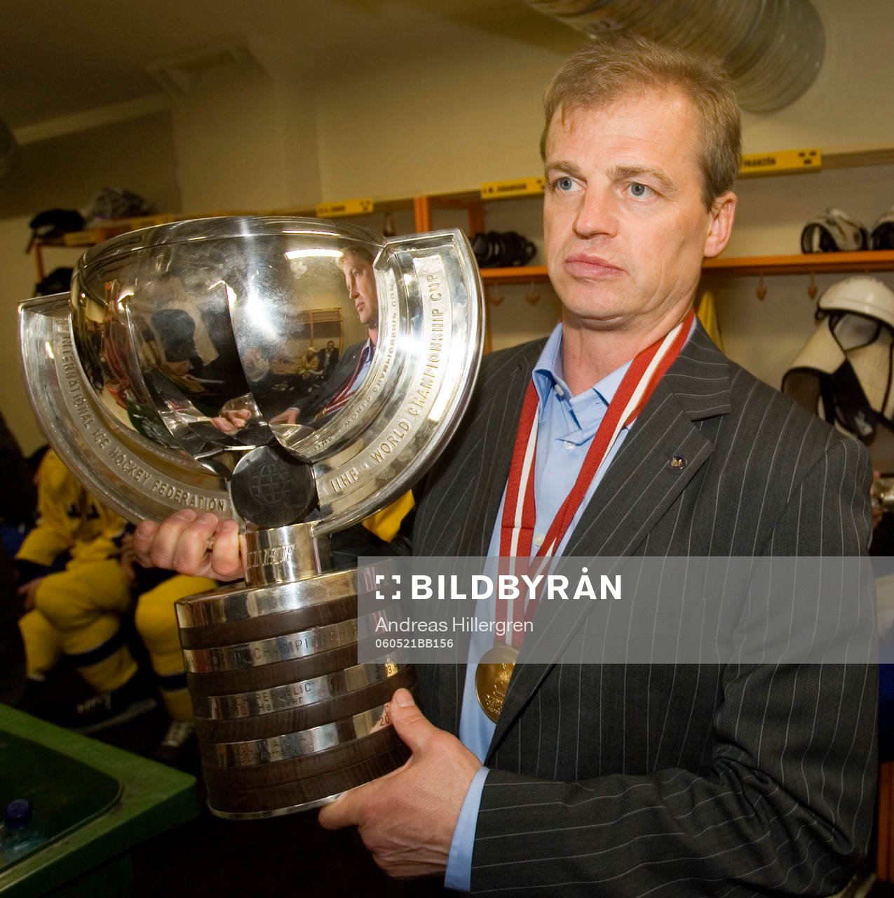 Bengt-Åke Gustafsson, tränare, med VM-pokalen. Pokal