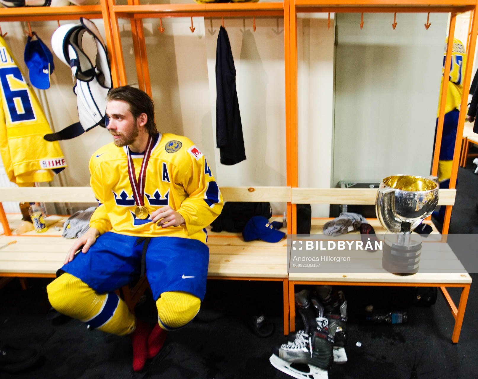 Henrik Zetterberg med VM-pokalen. Pokal