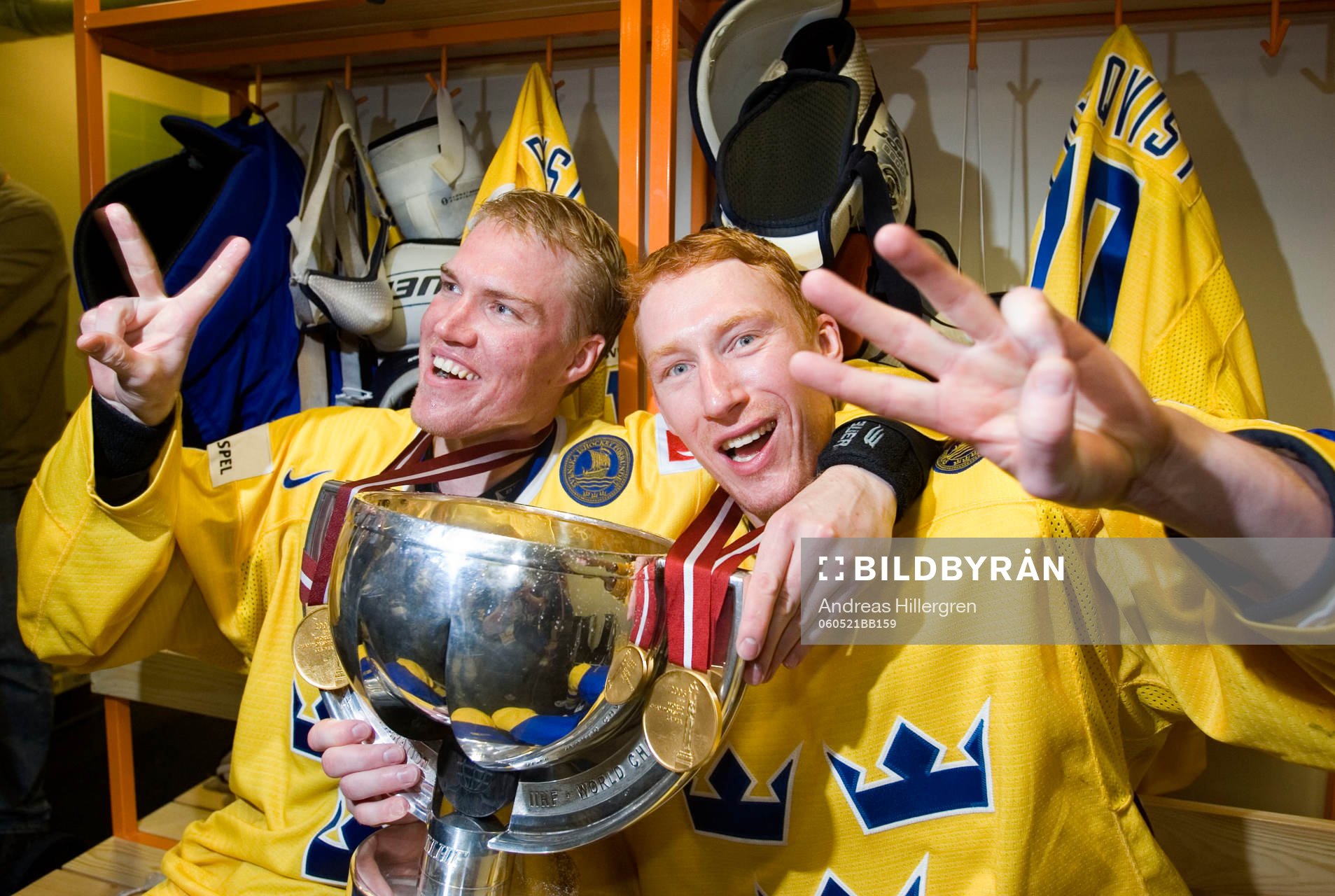 Kenny Jönsson och Jörgen Jönsson jubel med VM-pokalen